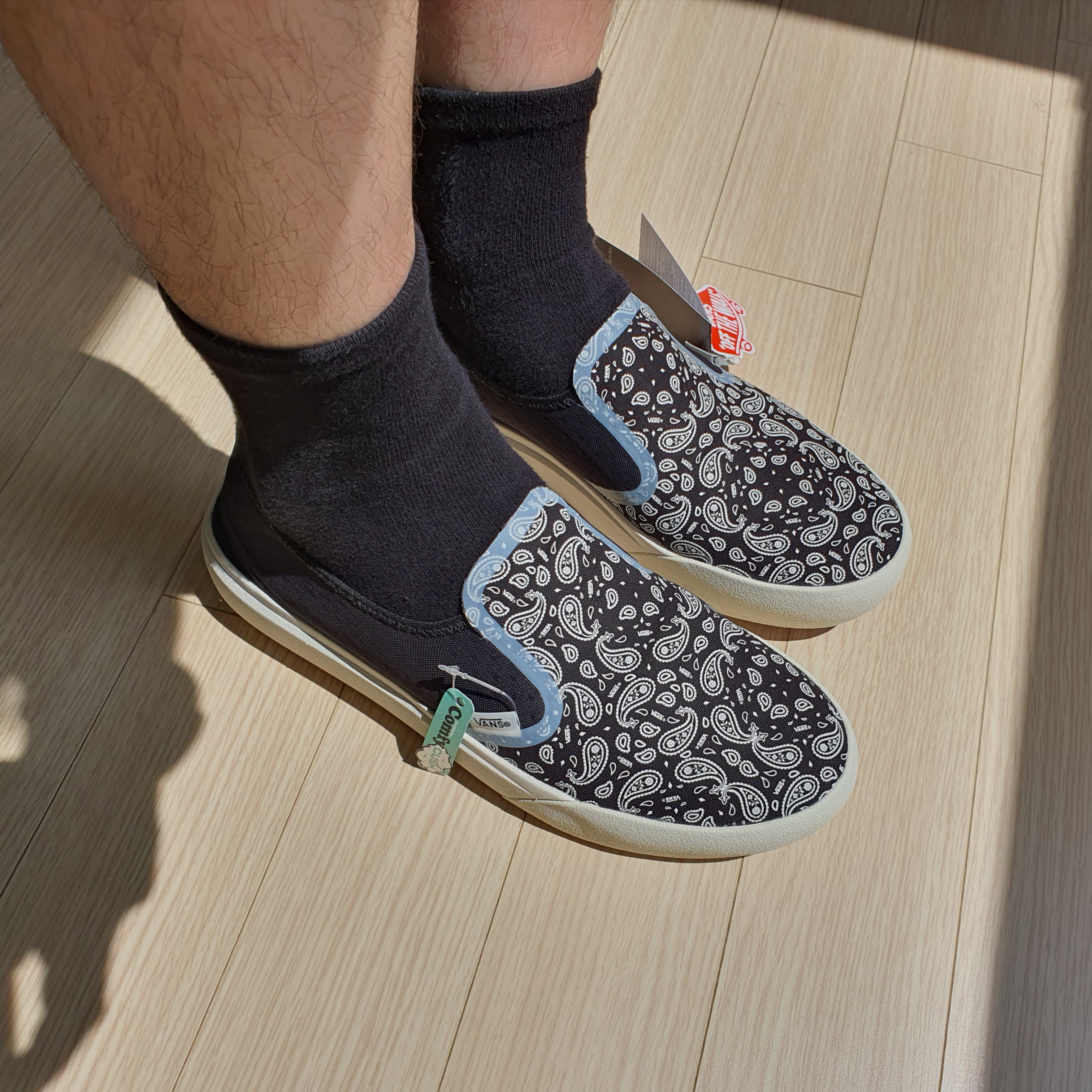 Vans ComfyCush One Bandana Marshmallow Black 착용 스타일 - 1