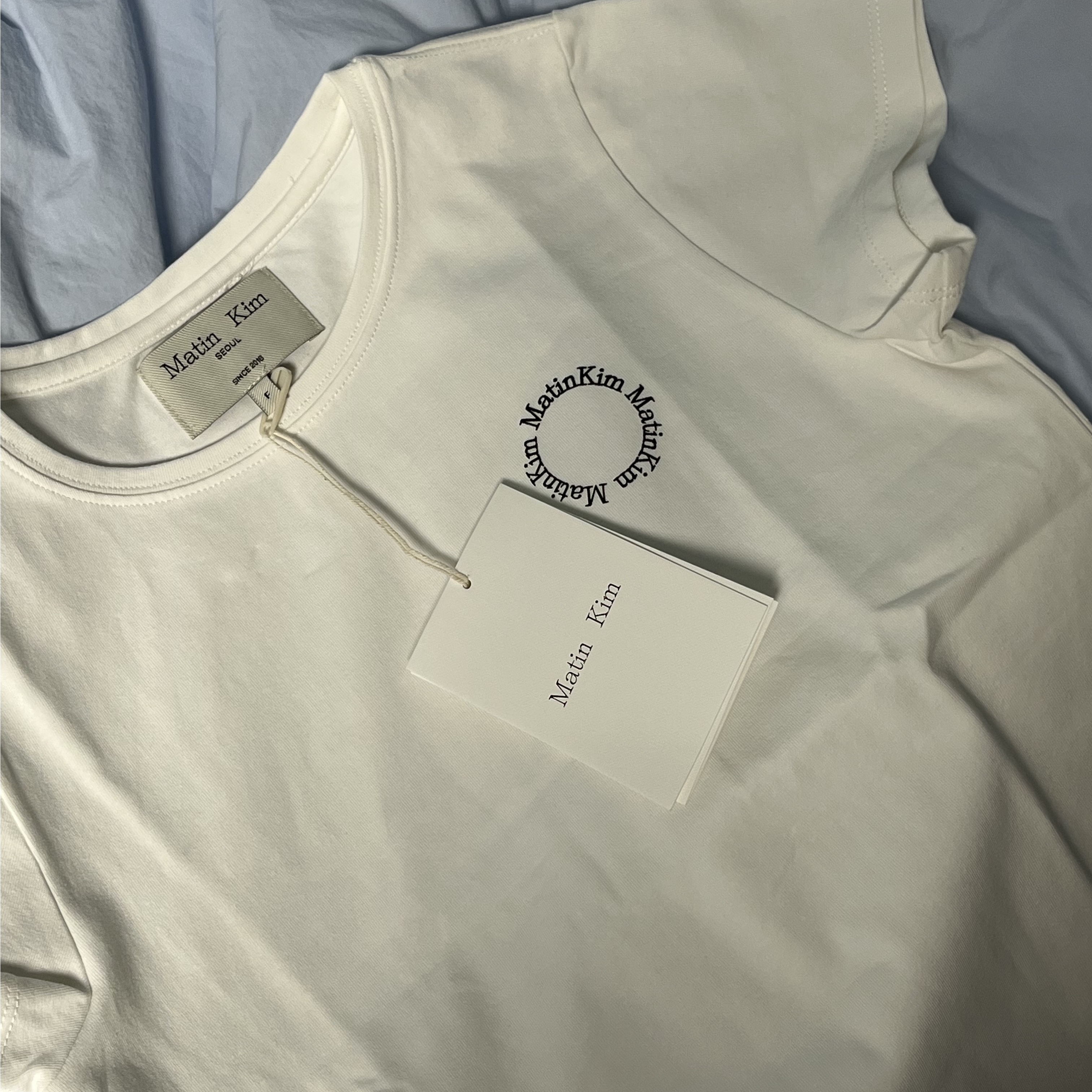(W) Matin Kim Circle Logo Crop Top White 착용 스타일 - 1