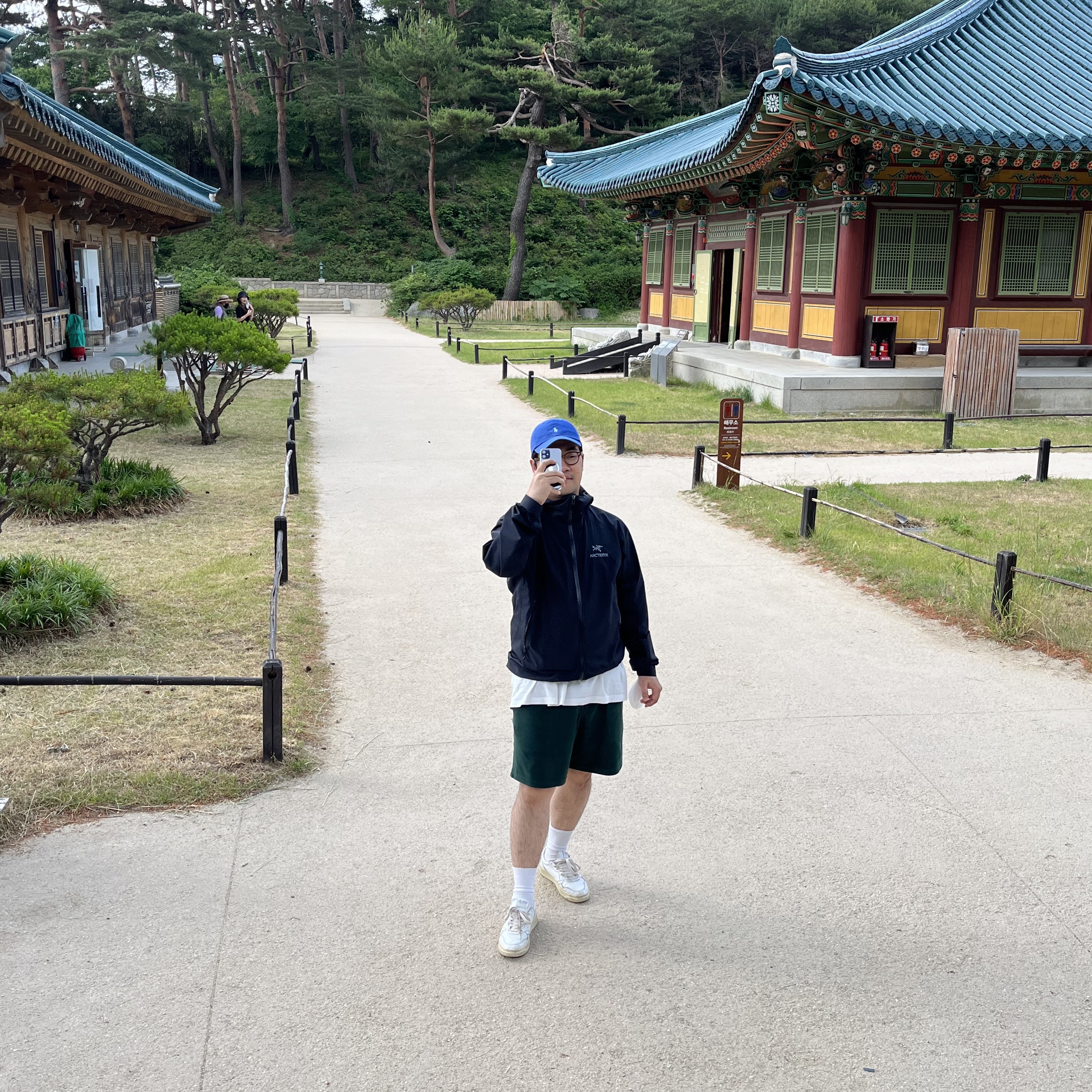 Autry Medalist Low Leather Sneakers White, Arc'teryx Beta Jacket Black 착용 스타일