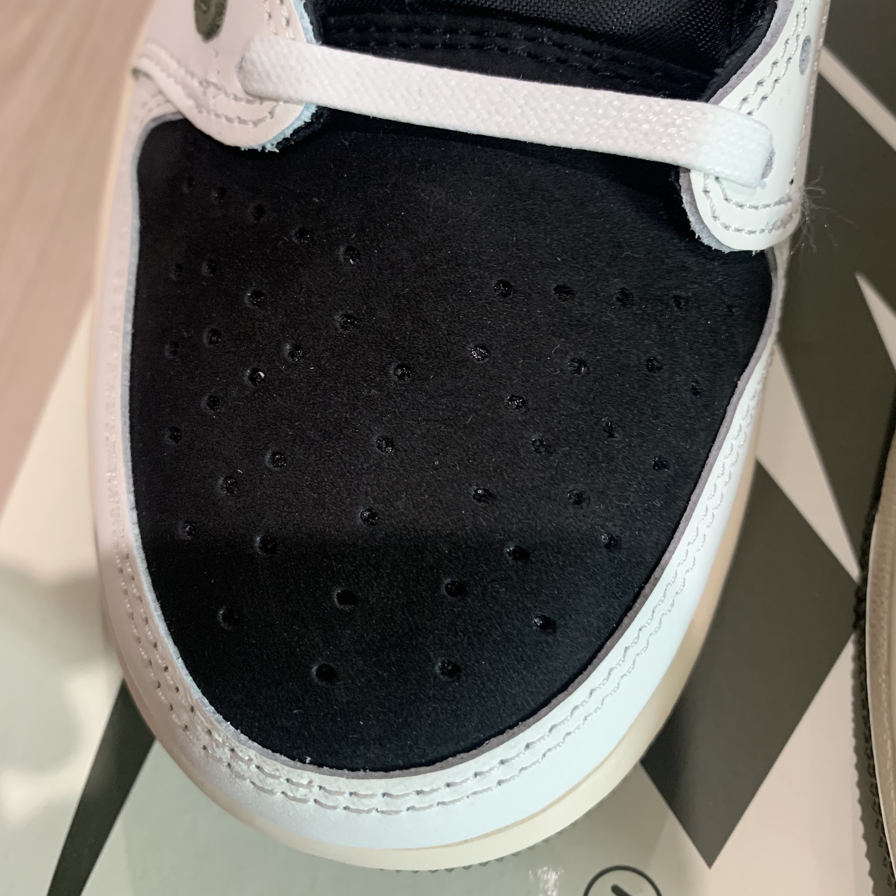 (W) Jordan 1 x Travis Scott Retro Low OG SP Medium Olive 착용 스타일 - 4
