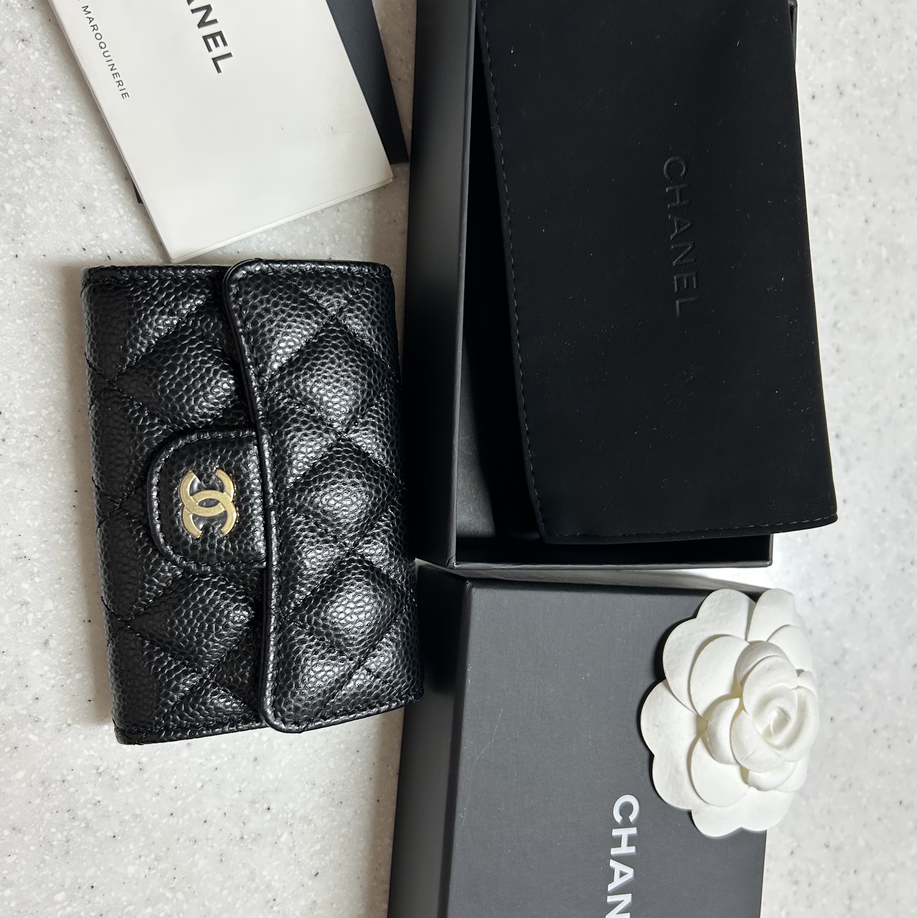 Chanel Classic Card Holder Grained Calfskin & Gold Black 착용 스타일