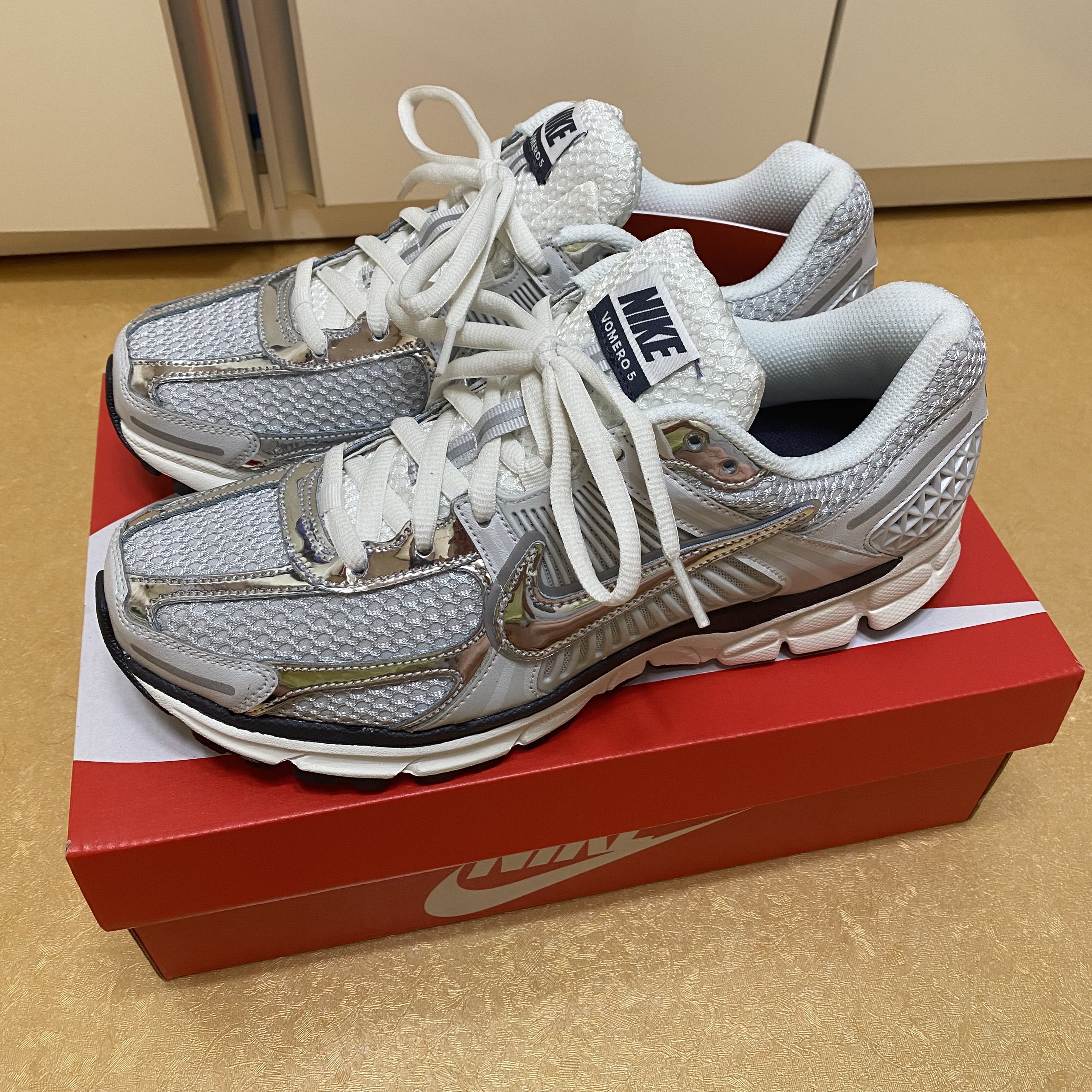 (W) Nike Zoom Vomero 5 Photon Dust and Metallic Silver 착용 스타일