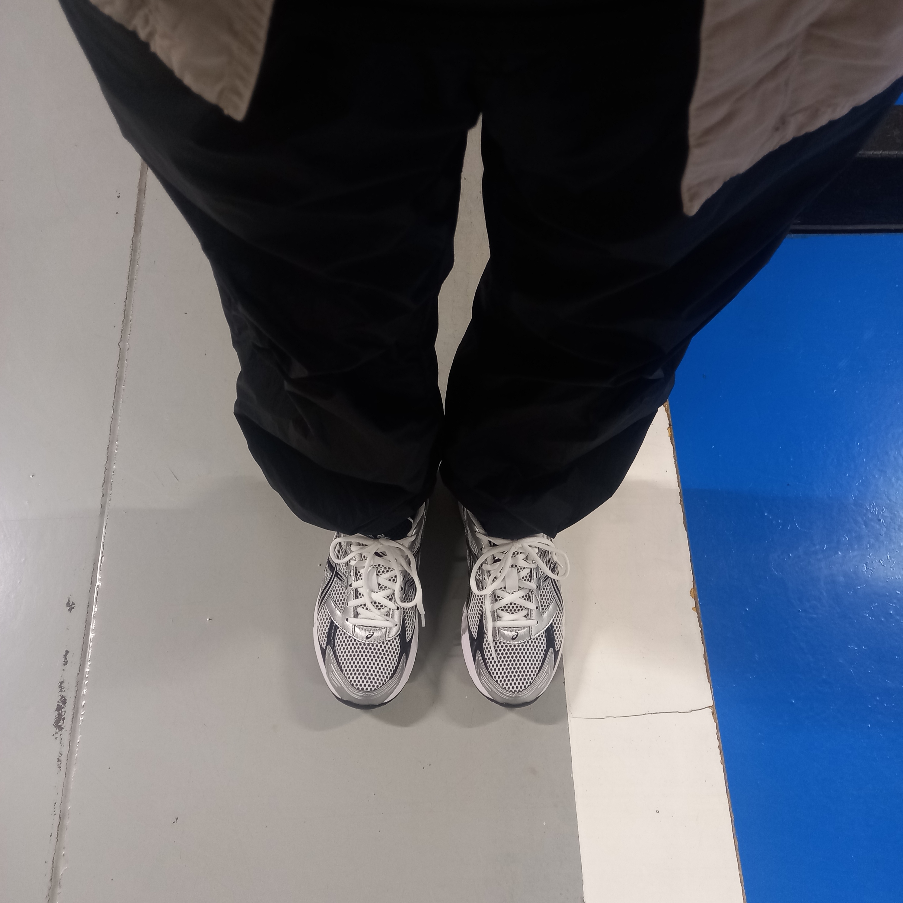 Asics Gel-1130 White Black, Stone Island 31019 Nylon Metal in Econyl Regenerated Nylon Pants Black - 23SS 착용 스타일 - 1