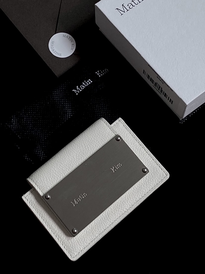Matin Kim Accordion Wallet White 착용 스타일