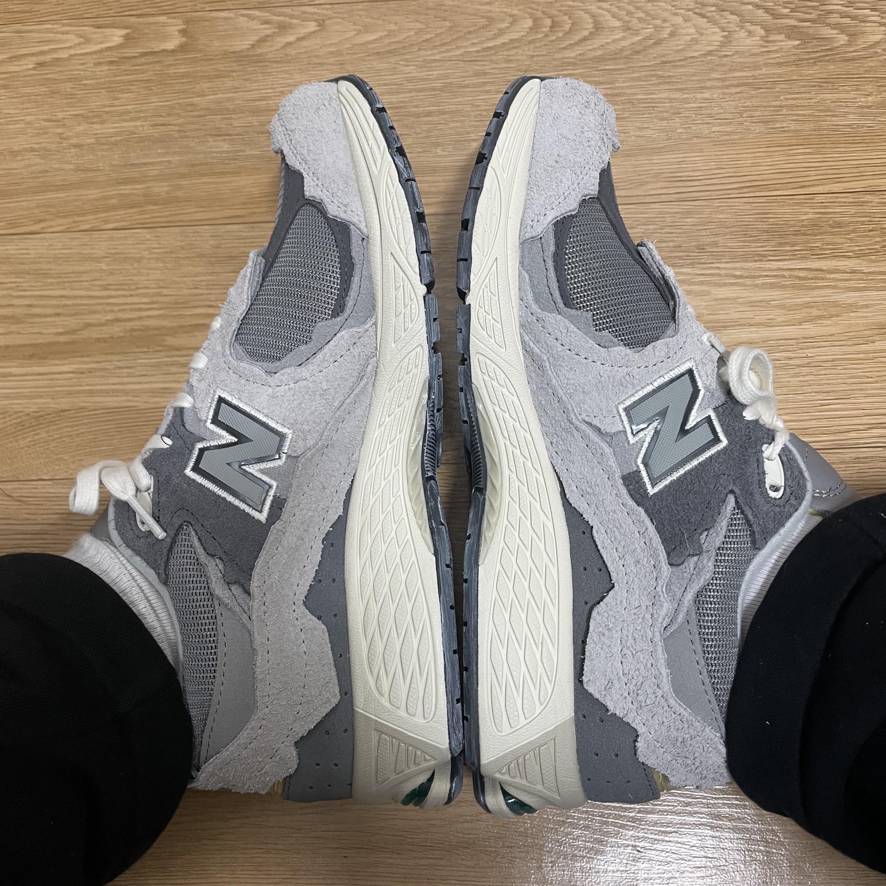 New Balance 2002R Protection Pack Rain Cloud 착용 스타일 - 3