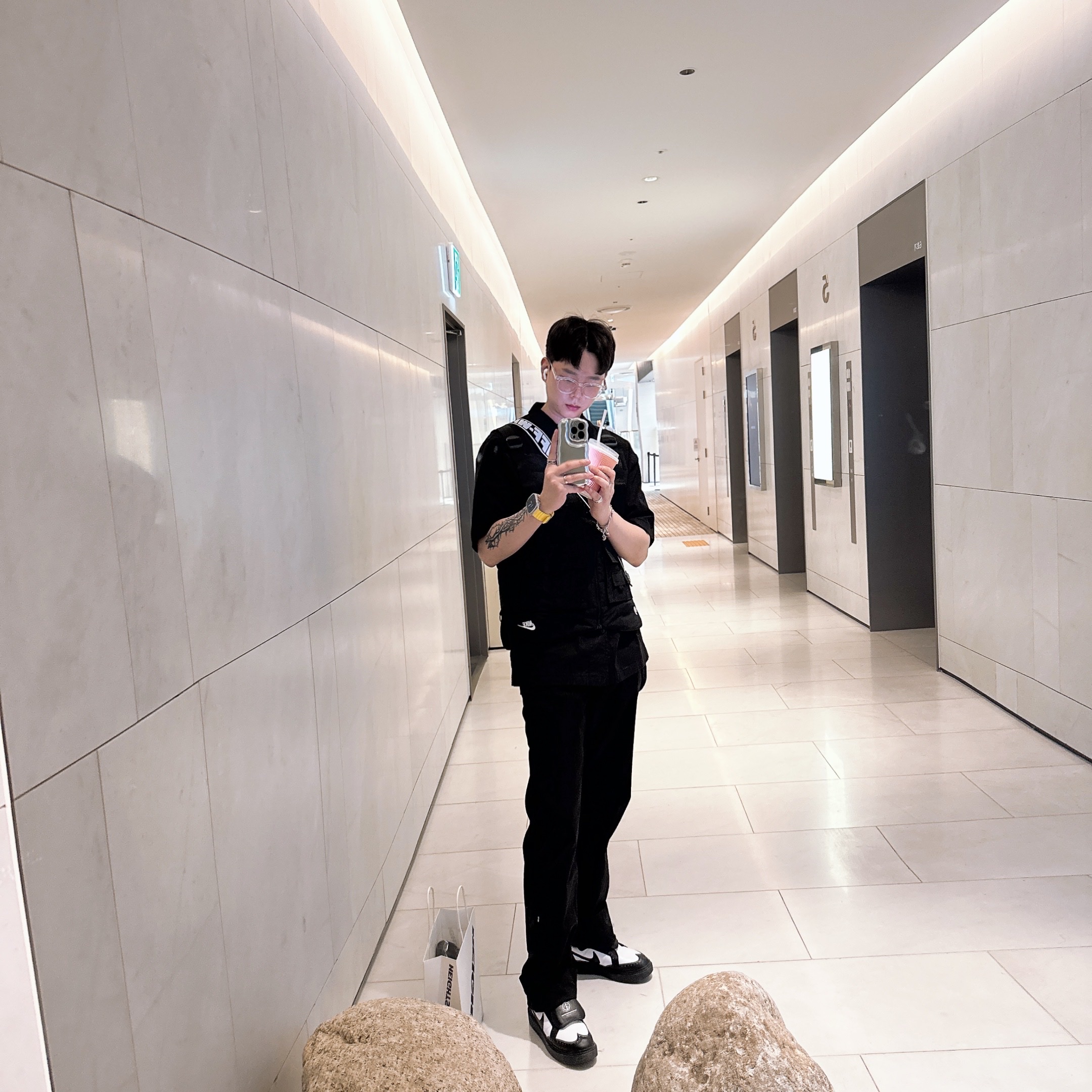 Nike x Peaceminusone 2+1 Jacket Black (DR0100-010), Off-White x Amore Pacific Protection Box (Without Cosmetics) 착용 스타일 - 3