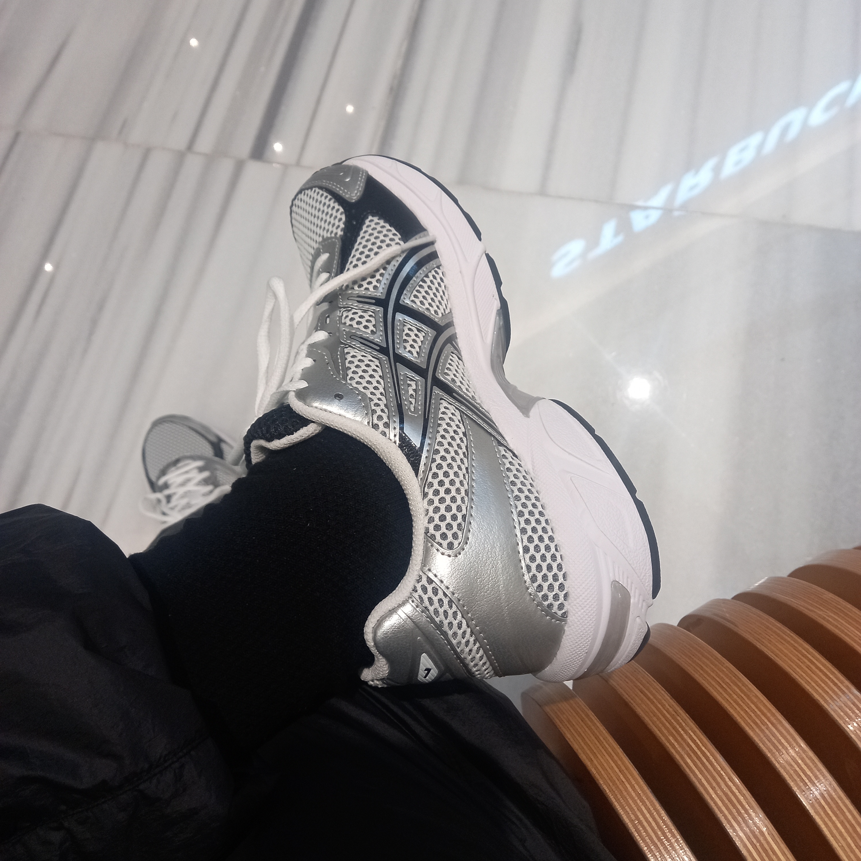 Asics Gel-1130 White Black, Stone Island 31019 Nylon Metal in Econyl Regenerated Nylon Pants Black - 23SS 착용 스타일 - 2