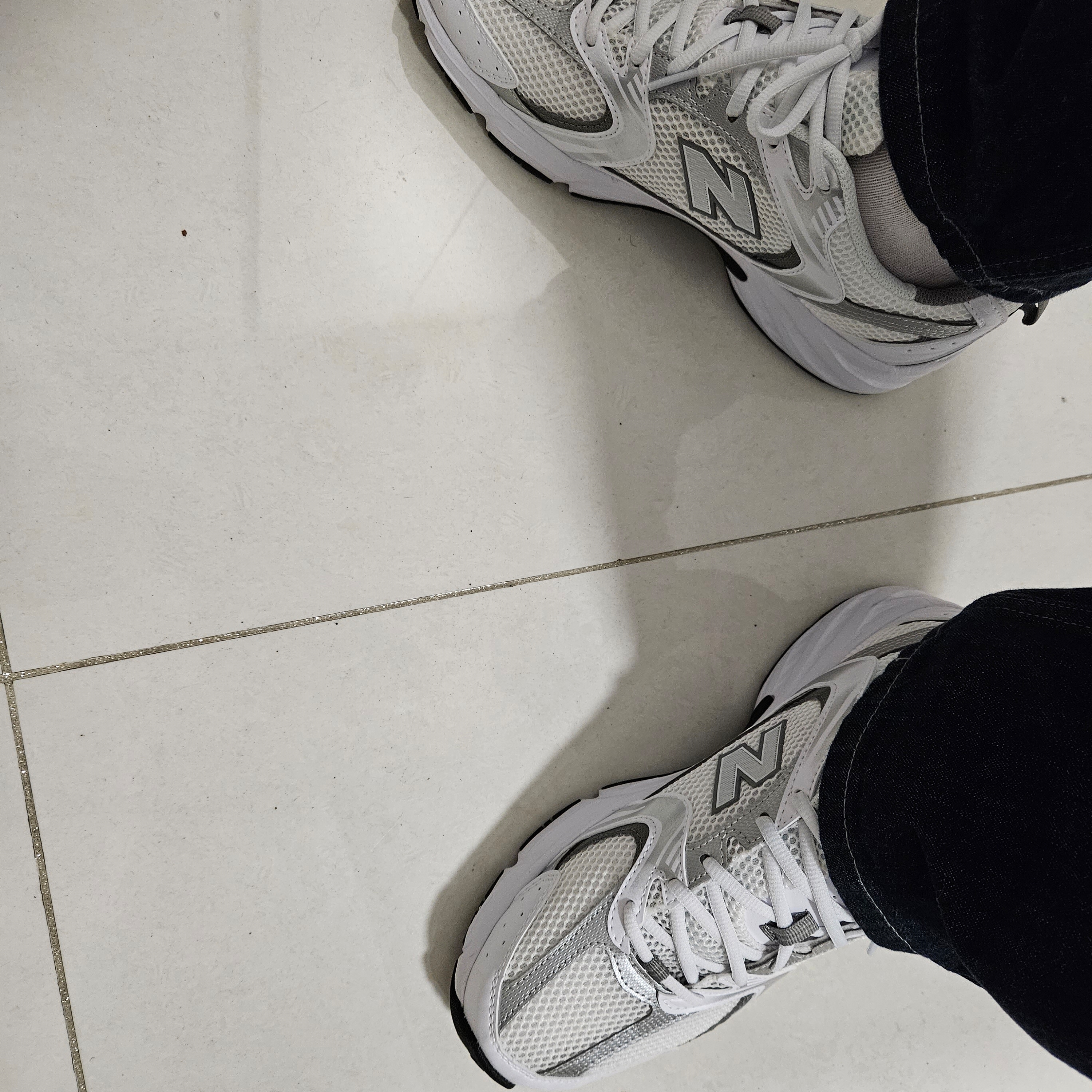 New Balance 530 White Silver 착용 스타일