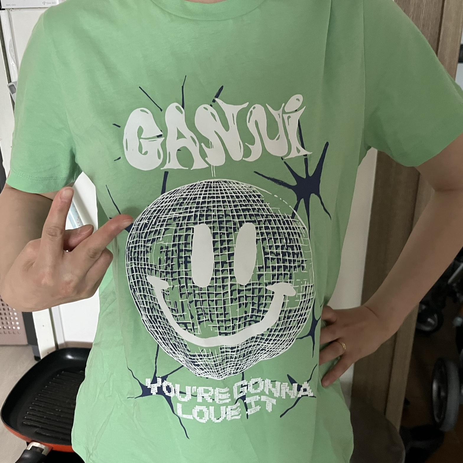 (W) Ganni Smiley Relaxed T-Shirt Peapod 착용 스타일