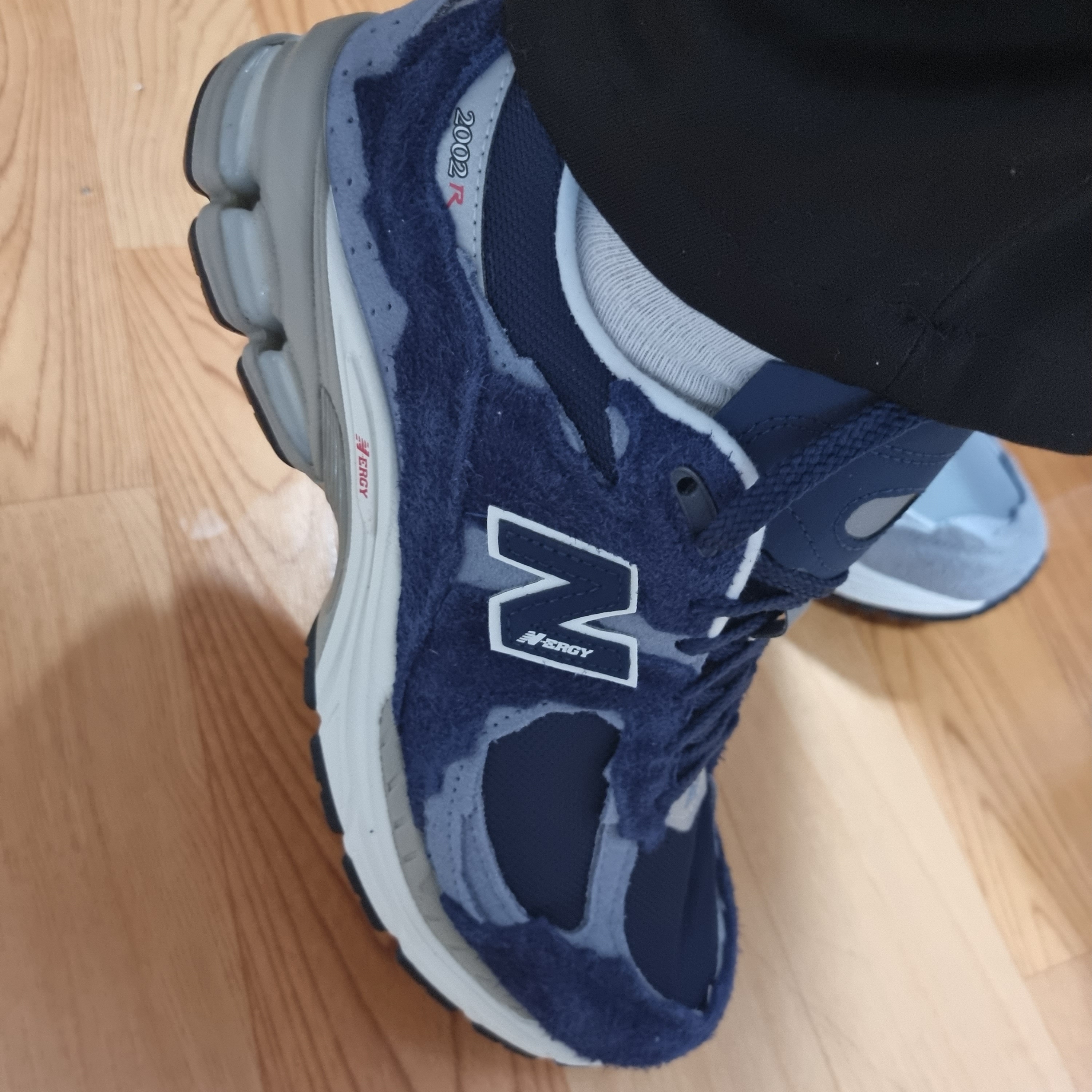 New Balance 2002R Protection Pack Navy, New Balance 2002R Protection Pack Grey 착용 스타일 - 4