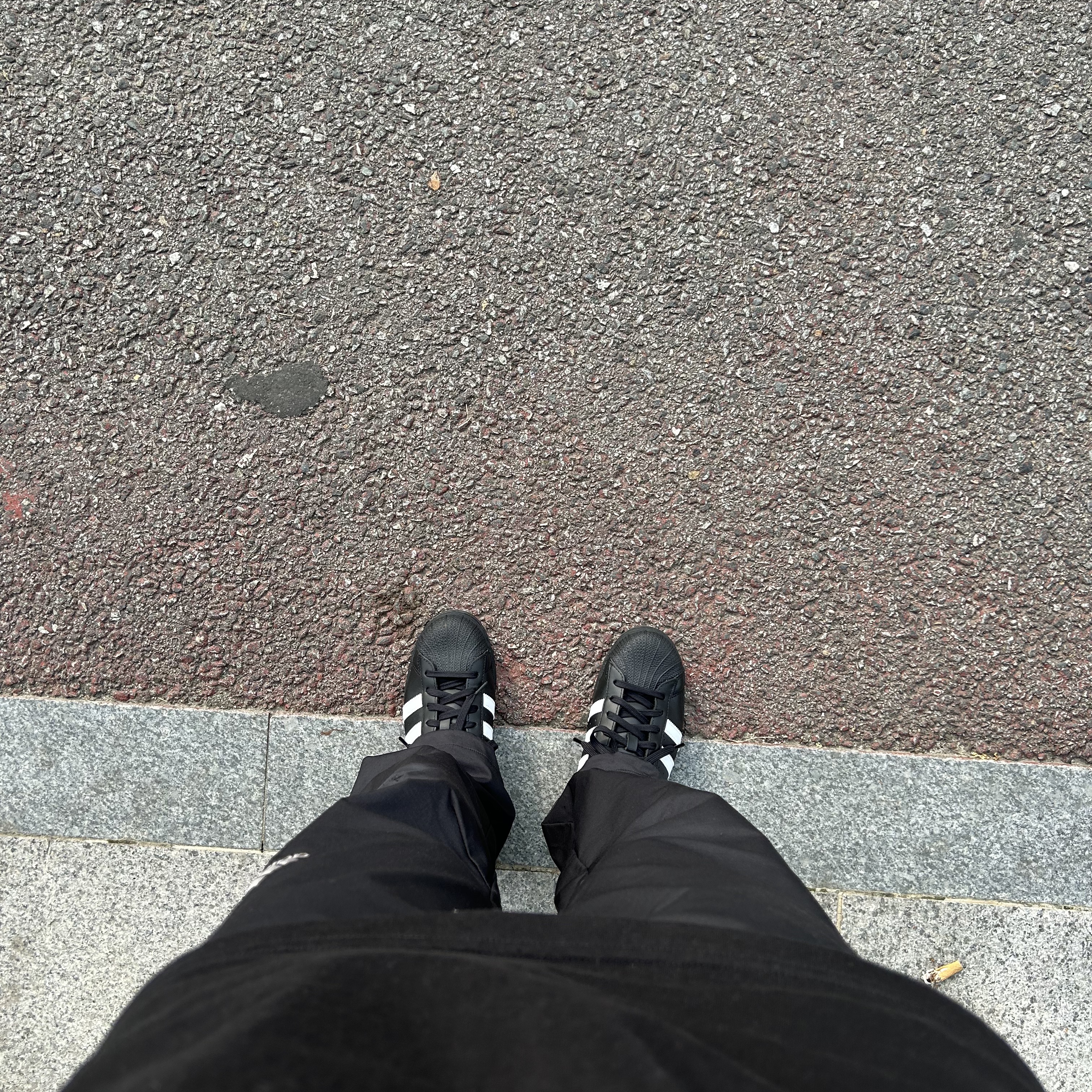Adidas Superstar Core Black White 착용 스타일