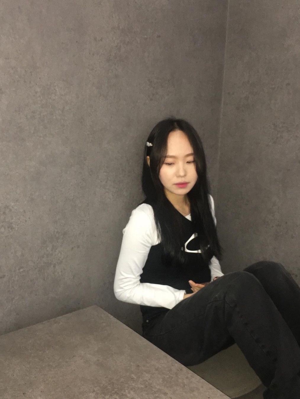 (W) 미스치프 롬버스 원 숄더 탑 블랙, (W) 미스치프 롬버스 원 숄더 탑 차콜 착용 스타일