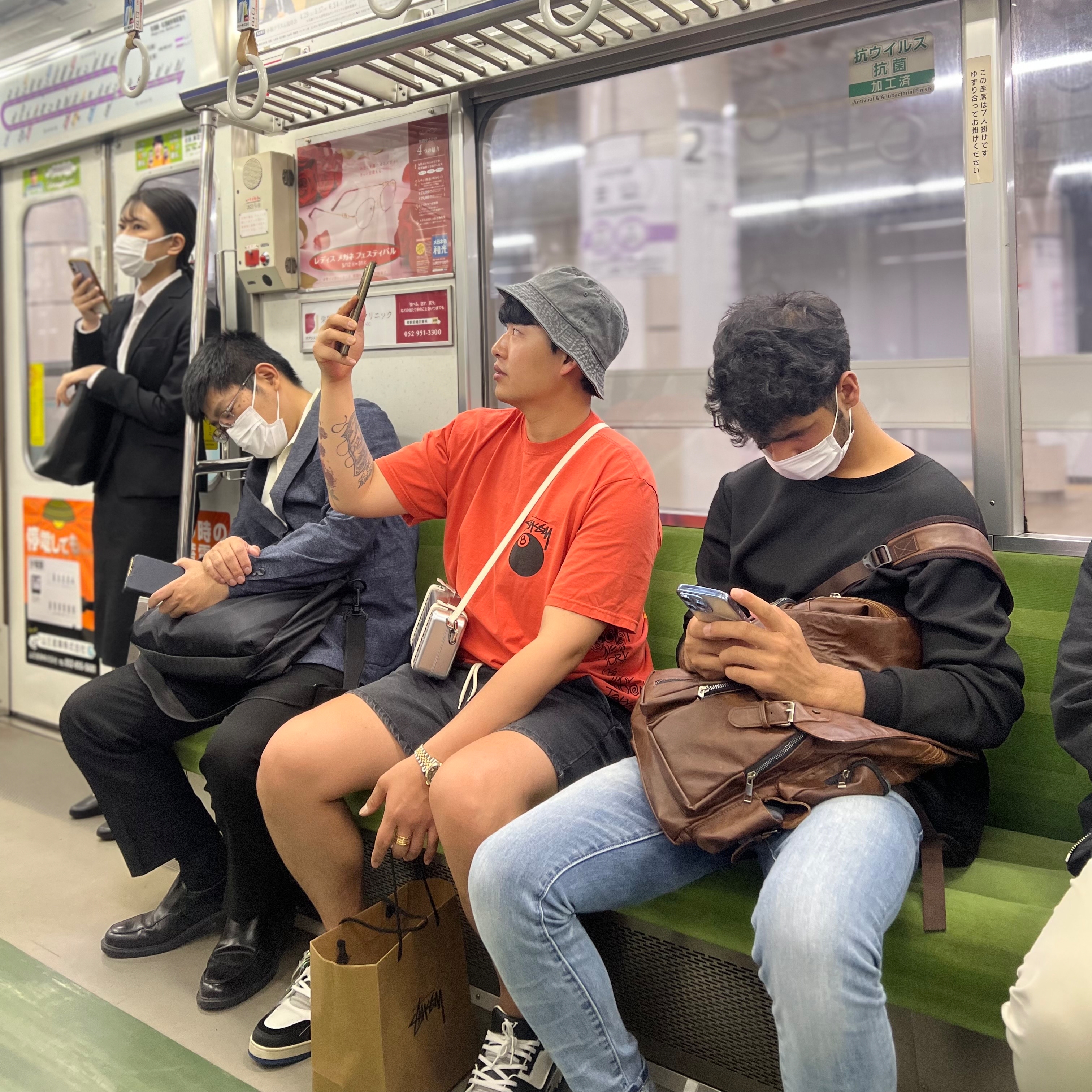 갤러리 디파트먼트 로고 포켓 티셔츠 블랙, 스투시 테스트 스트라이크 피그먼트 다이드 티셔츠 토마토 착용 스타일 - 2