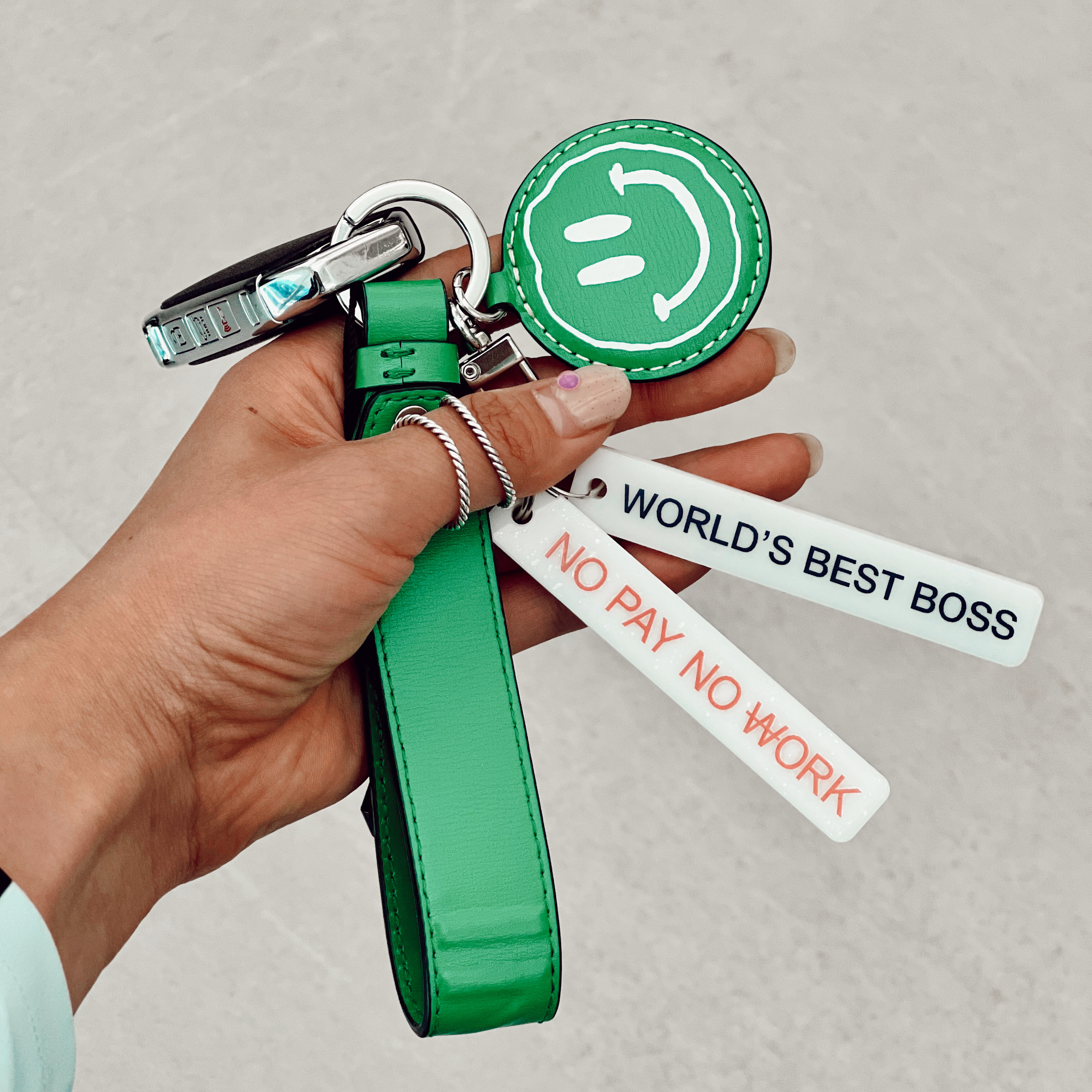 Ganni Banner Handle Keychain Kelly Green 착용 스타일