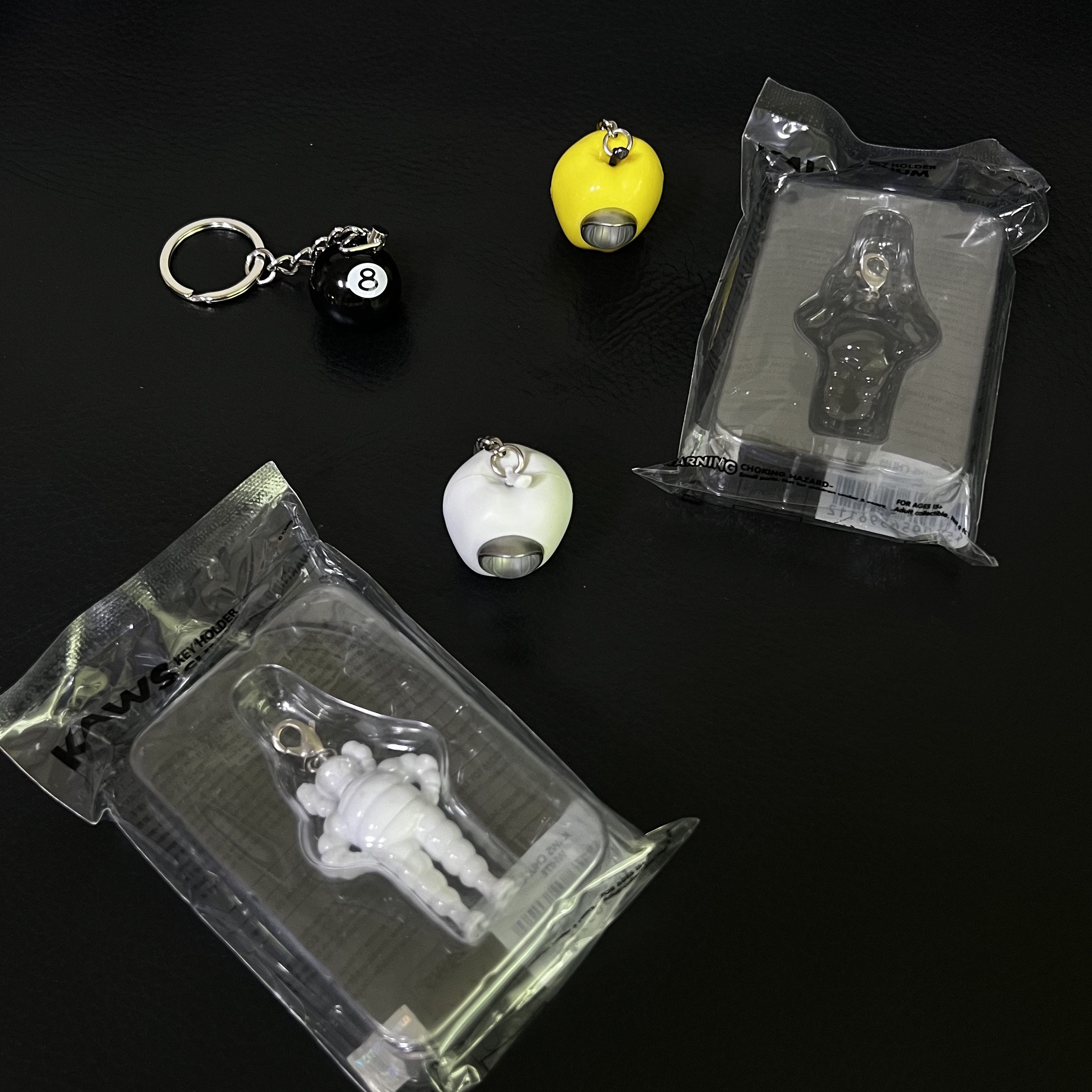 Kaws Tokyo First Chum Keychain Black, Kaws Tokyo First Chum Keychain White 착용 스타일 - 1