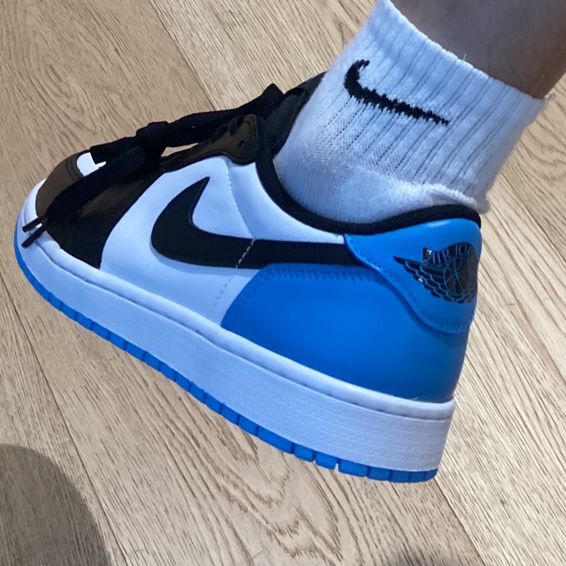 Jordan 1 Retro Low OG Black and Dark Powder Blue 착용 스타일 - 1