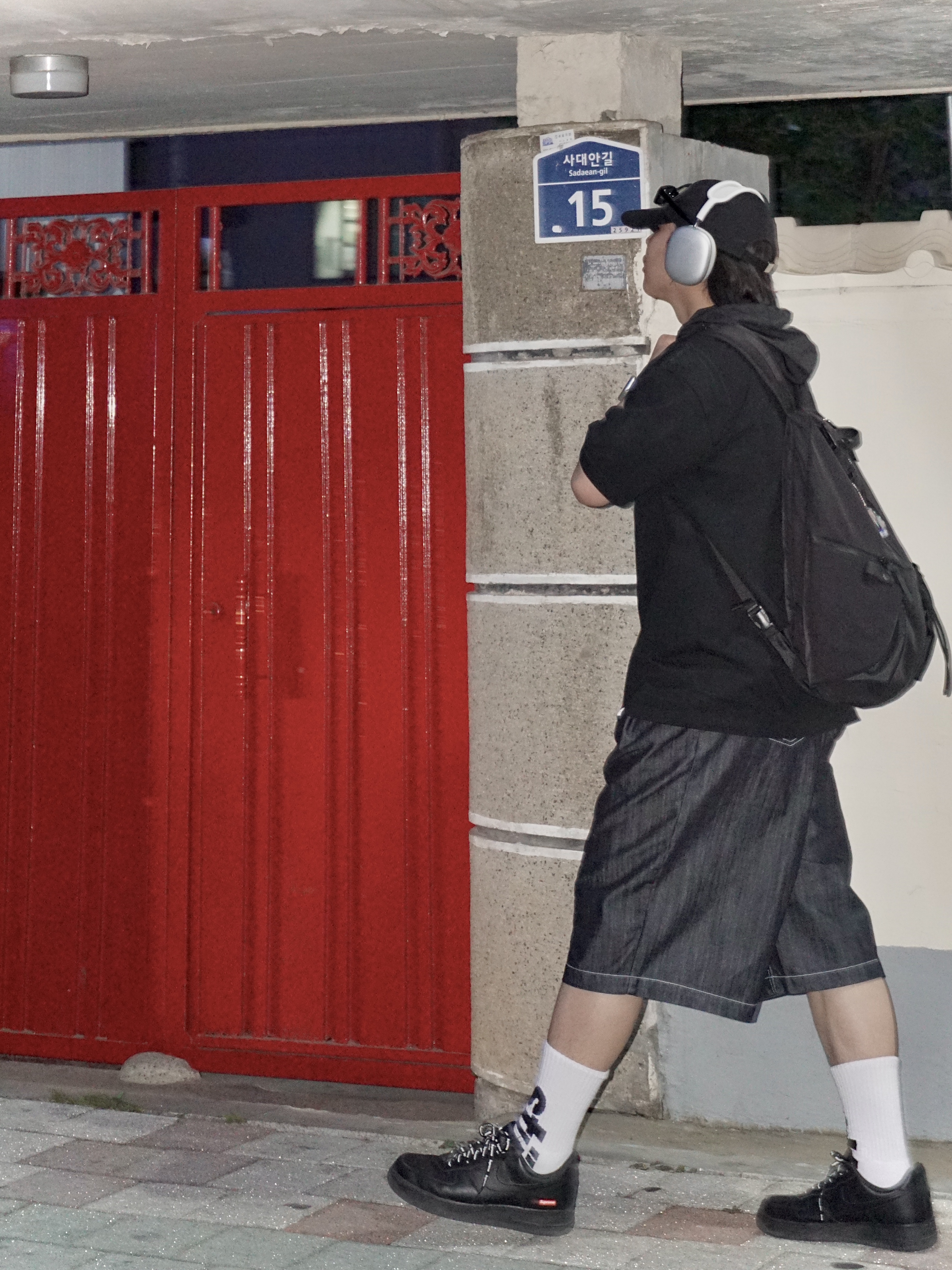 스투시 빅 헬베티카 크루 삭스 화이트 블랙, 애플 에어팟 맥스 라이트닝 실버 (국내 정식 발매 제품) 착용 스타일 - 4
