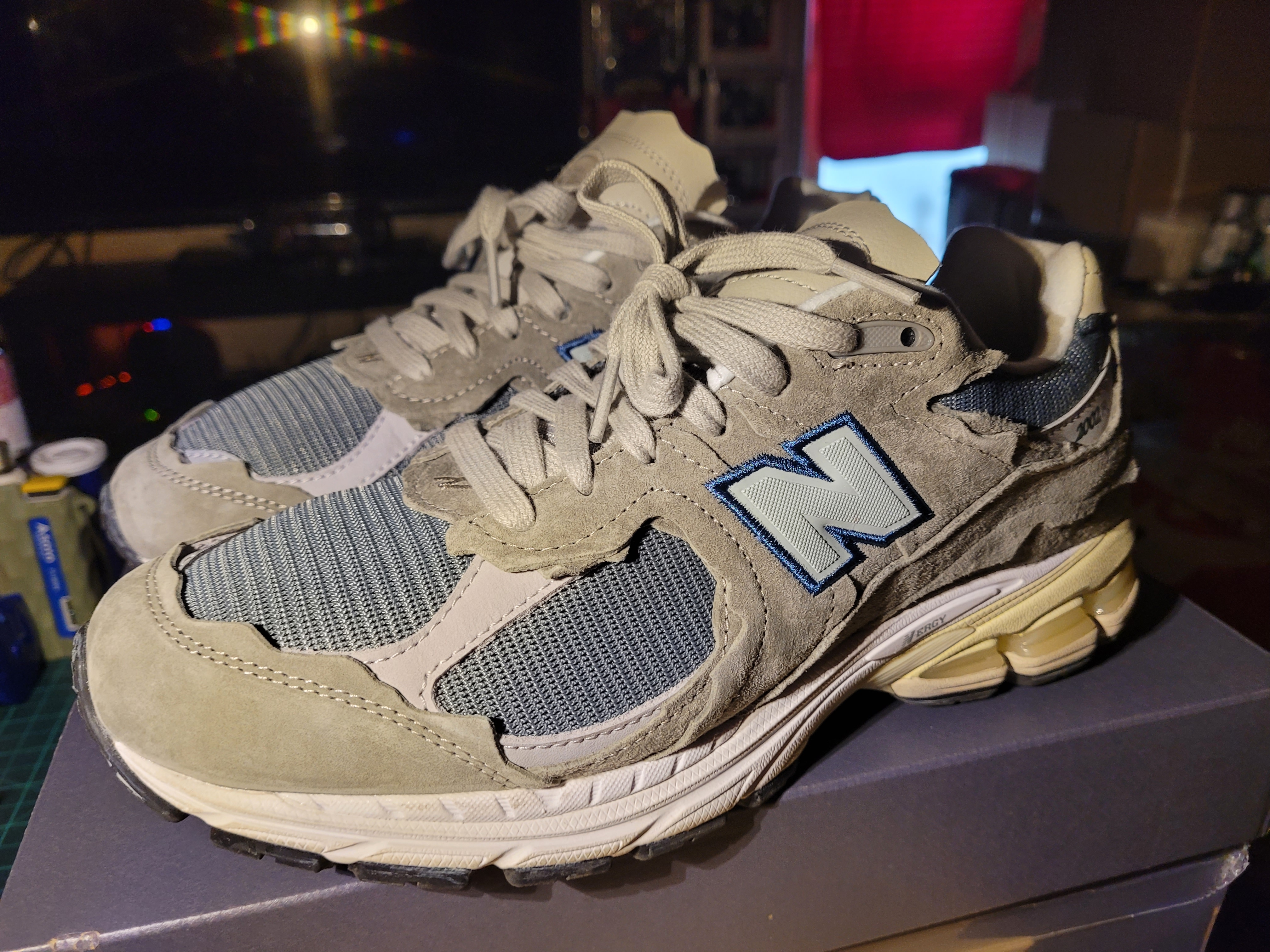 New Balance 2002R Protection Pack Mirage Grey 착용 스타일