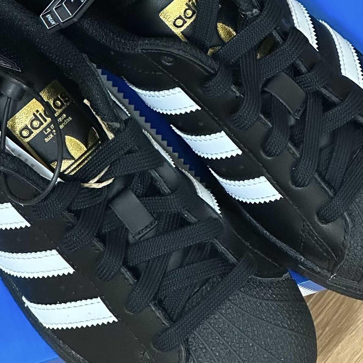 Adidas Superstar Core Black White 착용 스타일