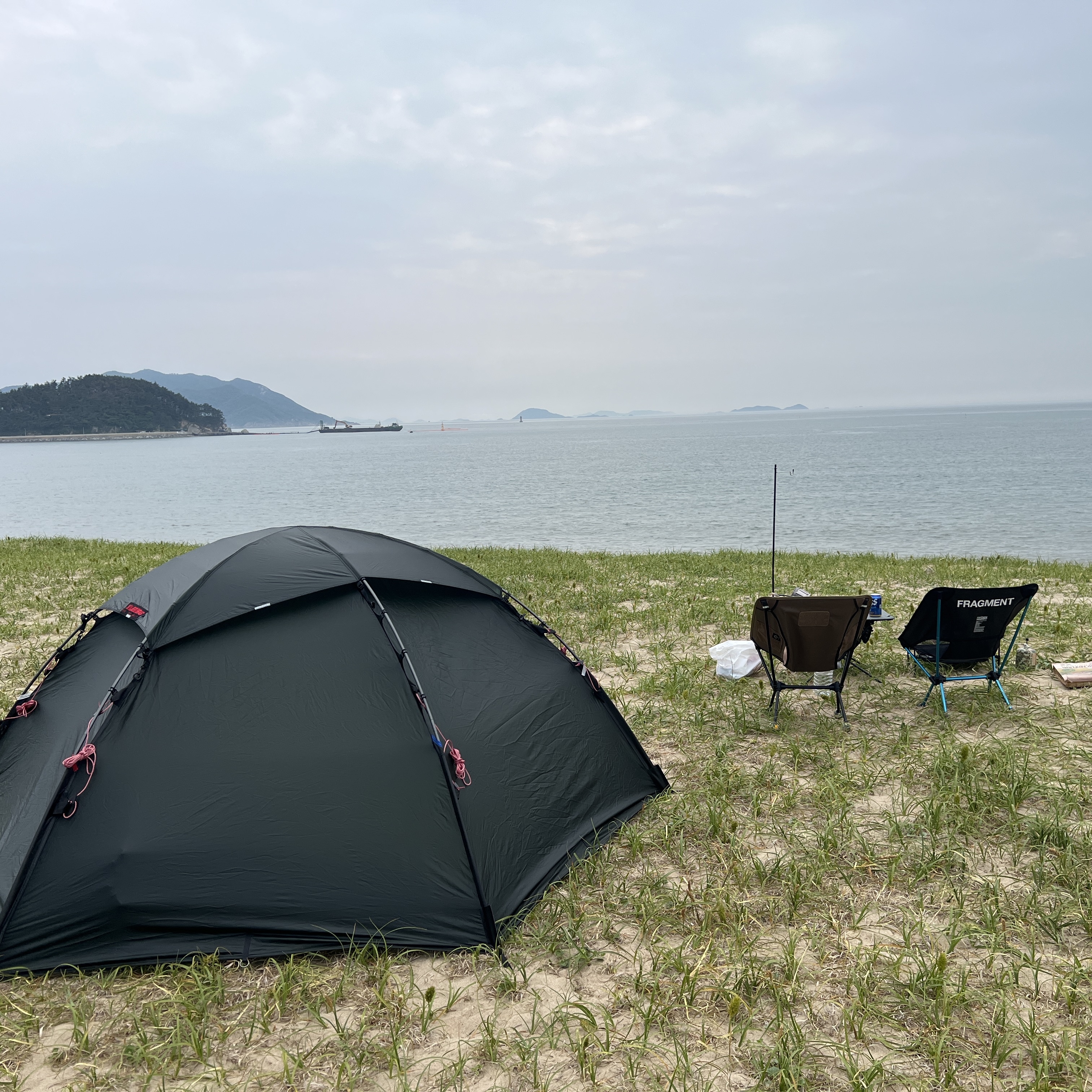 Helinox x Fragment Design Chair One Black, Helinox Tactical Chair Coyote Tan 착용 스타일 - 1