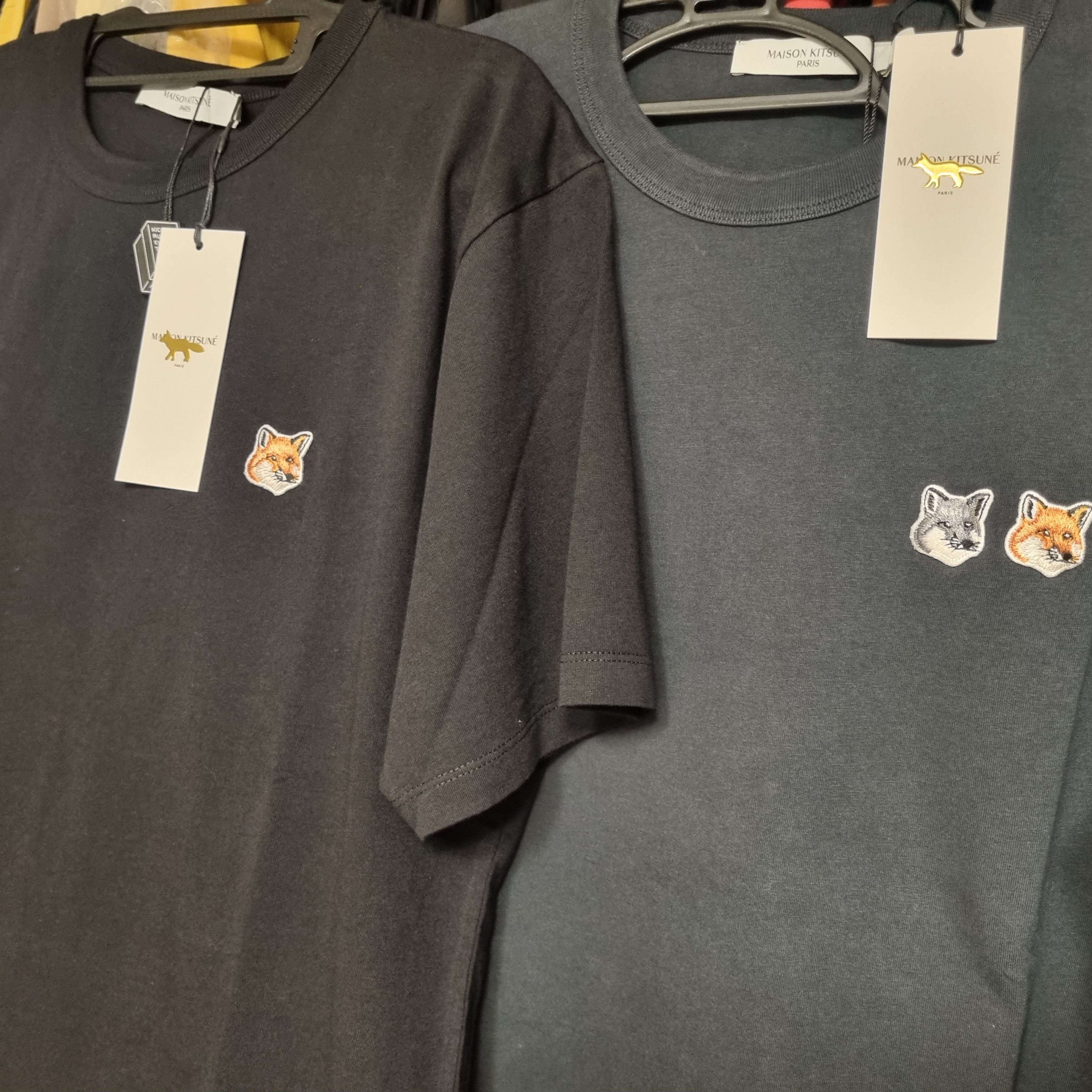 Maison Kitsune Double Fox Head Patch Classic T-Shirt Anthracite 착용 스타일 - 2