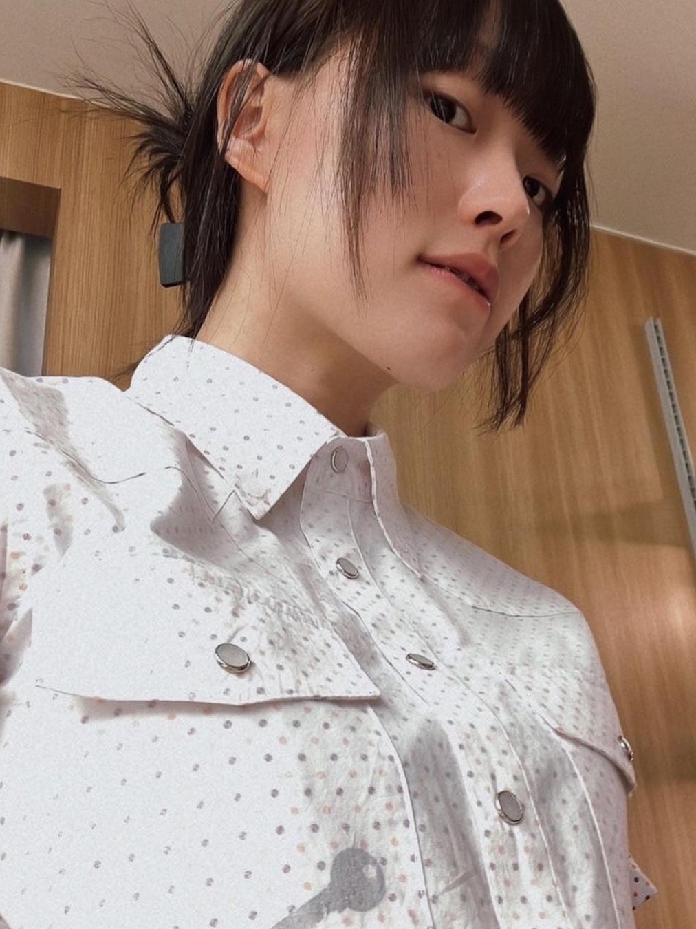 사파리스팟 우먼 1/2 굿 어디언스 티 스카이, 사파리스팟 우먼 1/2 웨스턴 도트 키 셔츠 블랙 착용 스타일 - 3