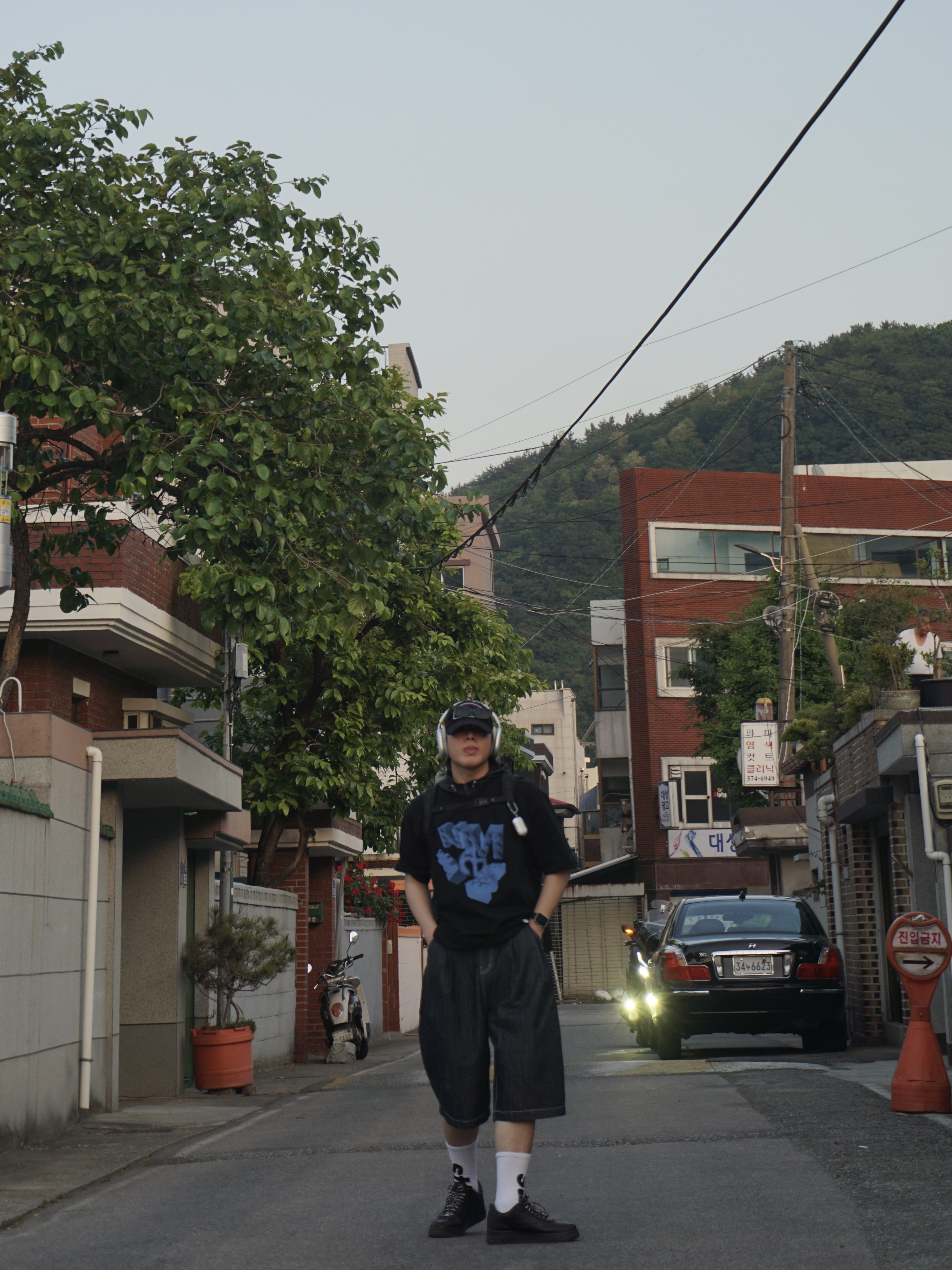 스투시 빅 헬베티카 크루 삭스 화이트 블랙, 애플 에어팟 맥스 라이트닝 실버 (국내 정식 발매 제품) 착용 스타일 - 1