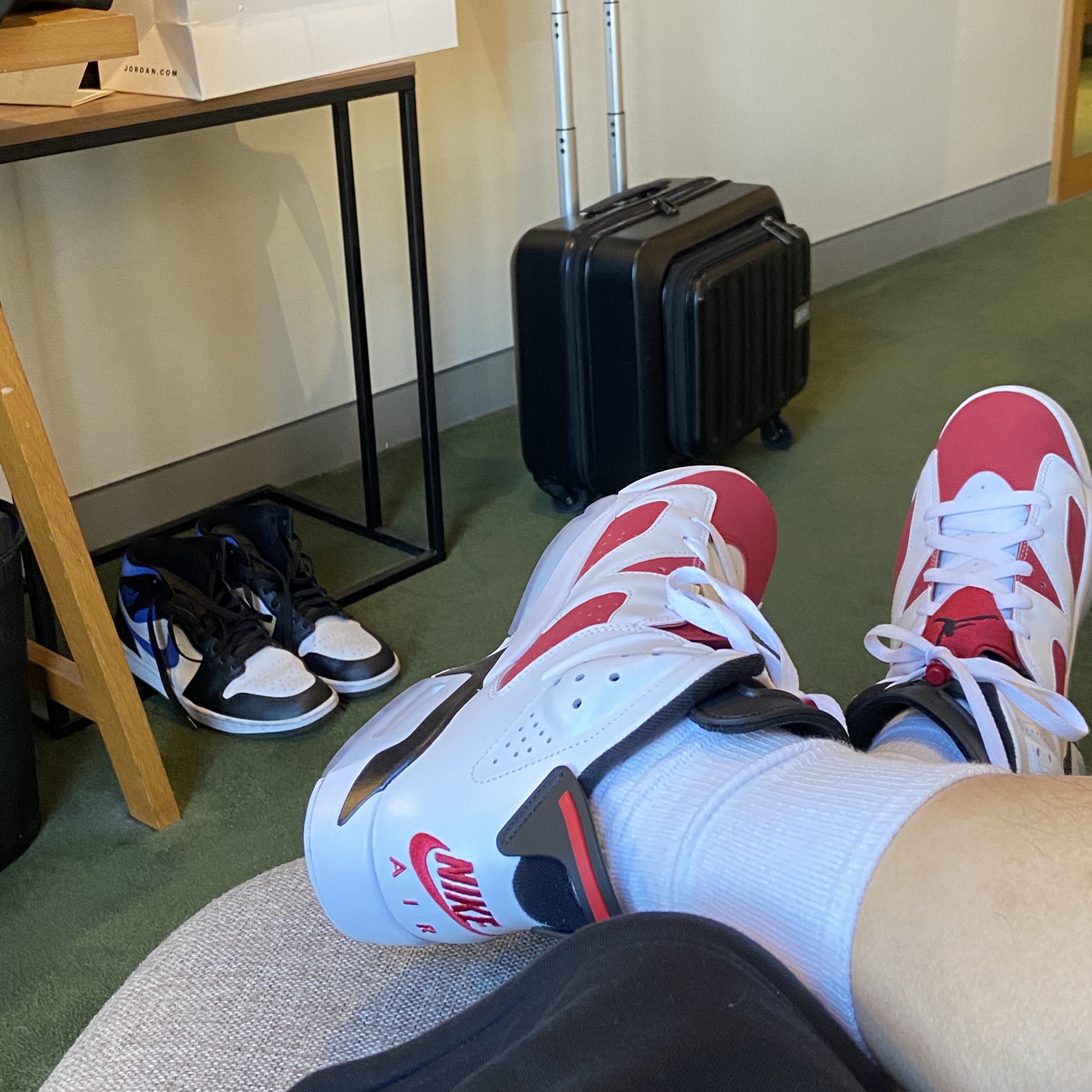 Jordan 6 Retro Carmine 2021, Jordan 1 Mid Racer Blue 착용 스타일