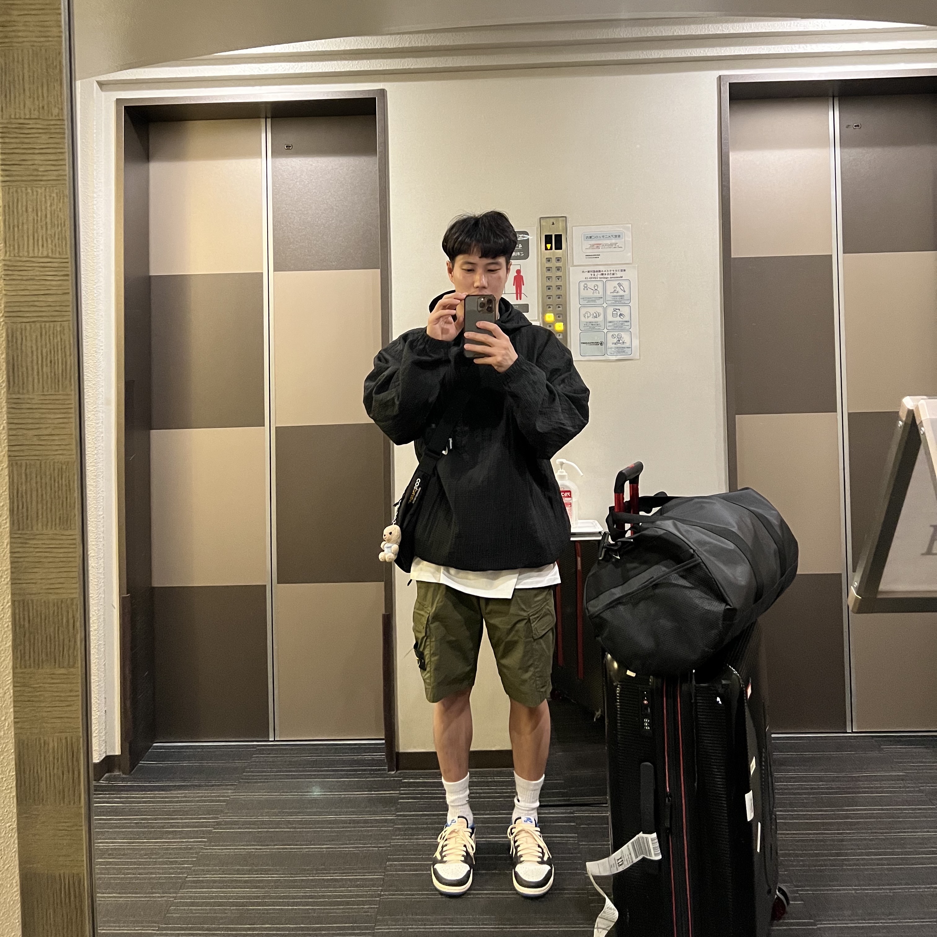 Supreme Small Messenger Bag Black - 22SS, Jordan 1 x Travis Scott x Fragment Retro Low OG SP Military Blue 착용 스타일 - 4