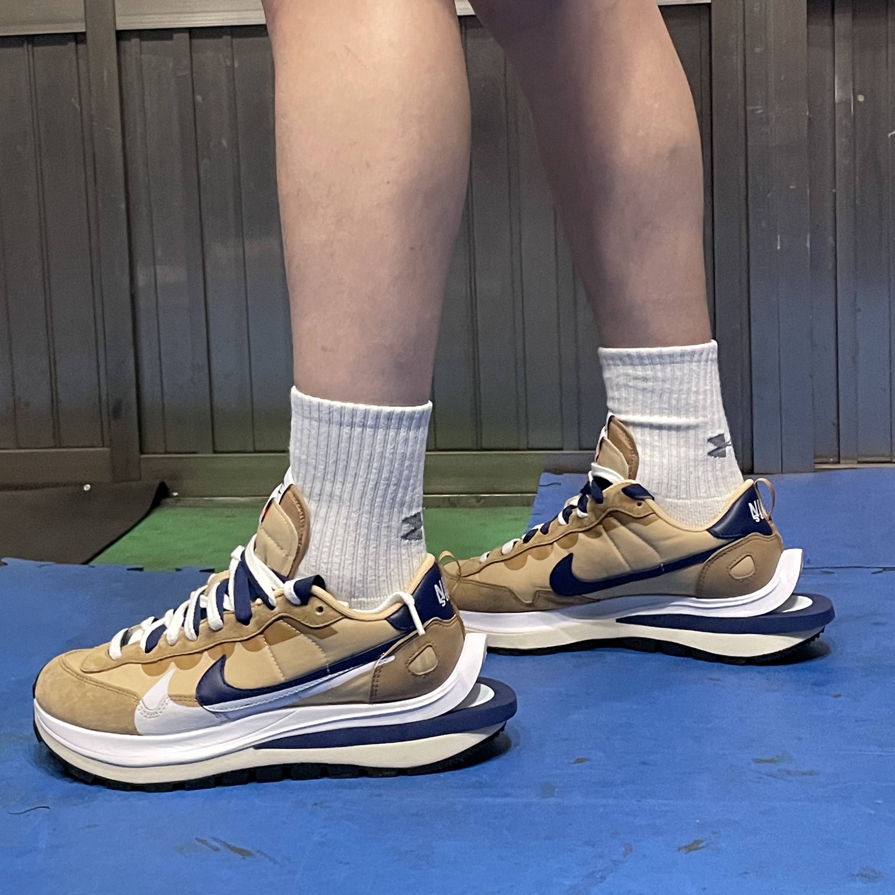 Nike x Sacai VaporWaffle Sesame and Blue Void 착용 스타일 - 1