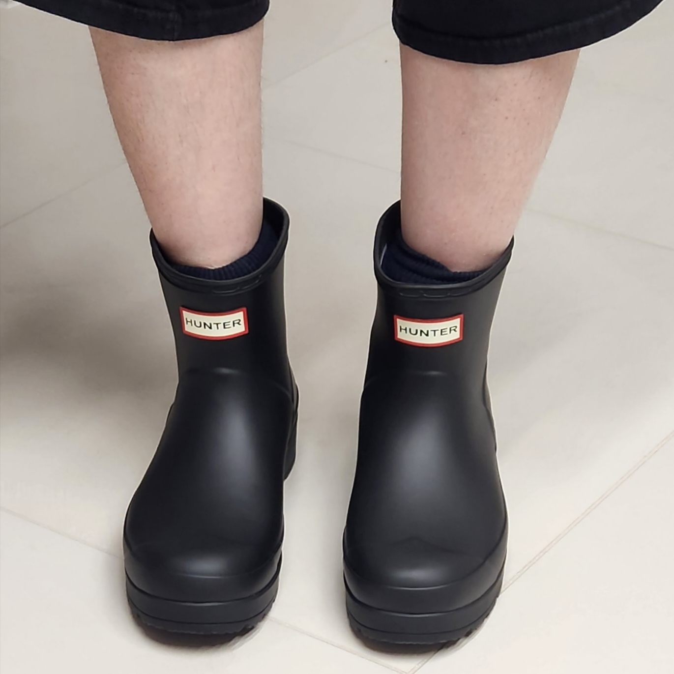 (W) Hunter Play Short Rain Boots Black 착용 스타일 - 1