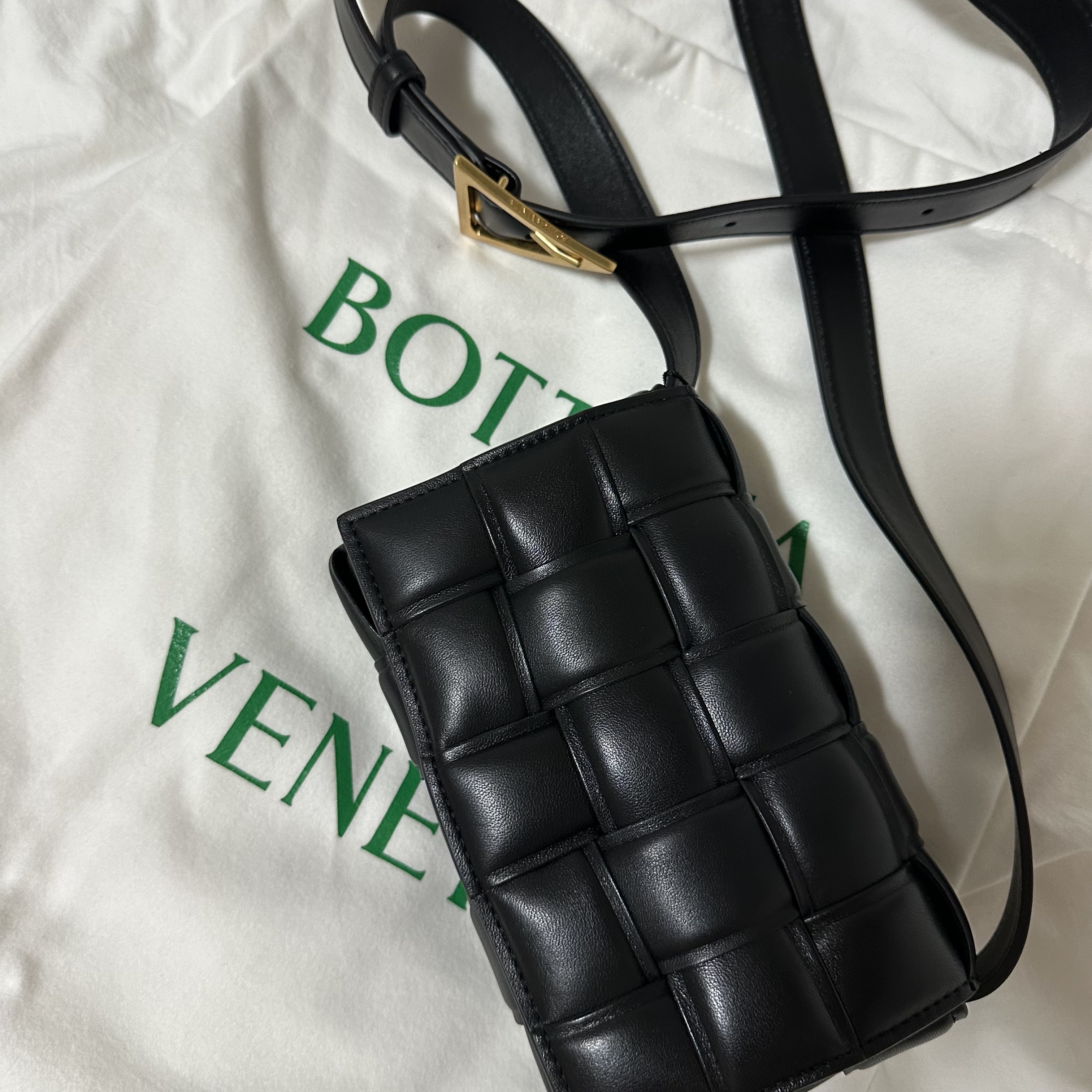 Bottega Veneta Small Padded Leather Cassette Black 착용 스타일 - 1