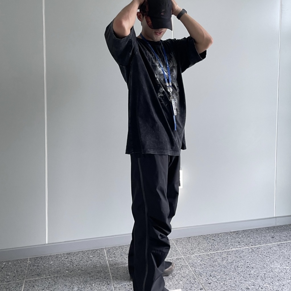 Undermycar x Umbro Curved Cap Black, Salomon x Ranra Cross Pro Peat Major Brown 착용 스타일