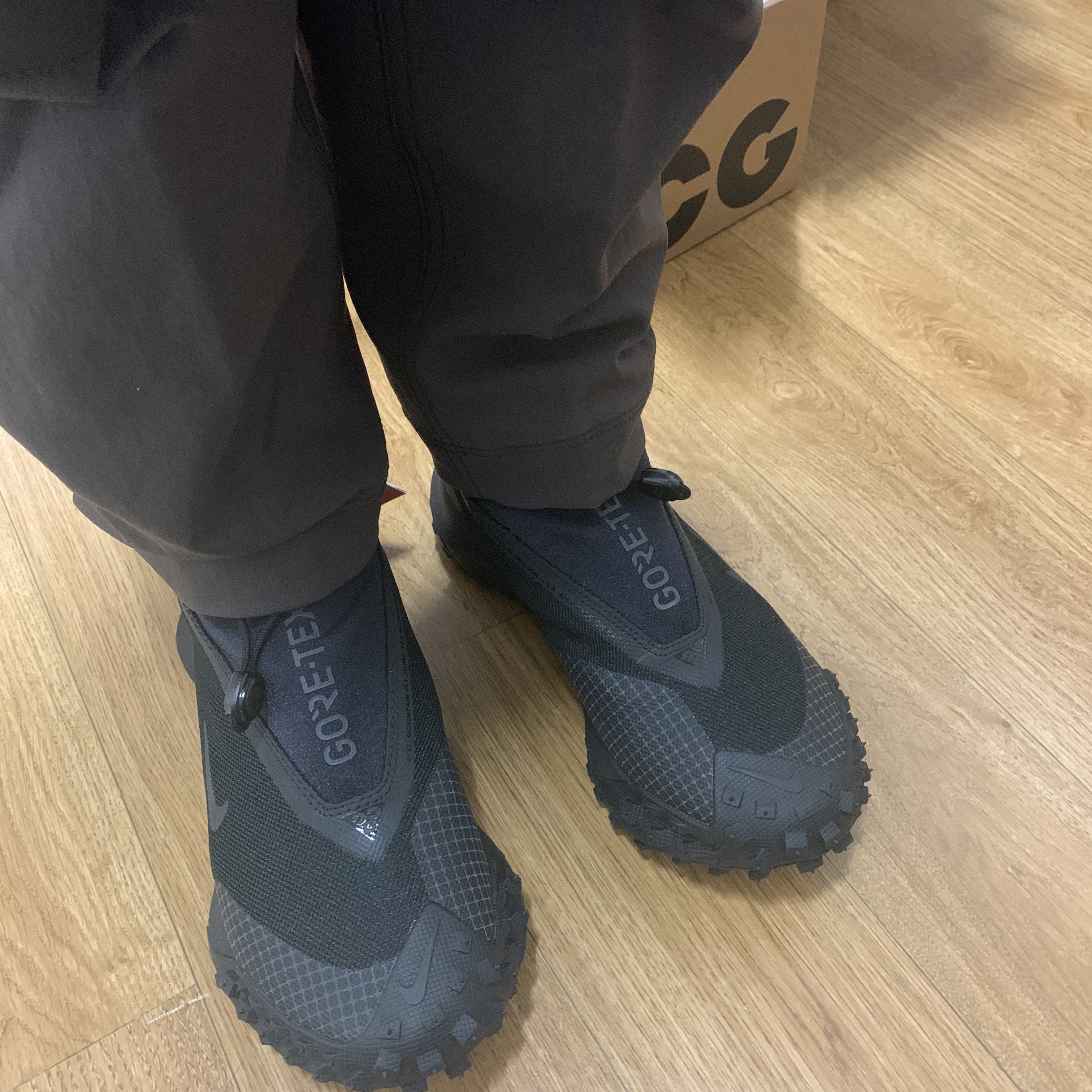 Nike ACG Mountain Fly Gore-Tex Black and Dark Grey 착용 스타일