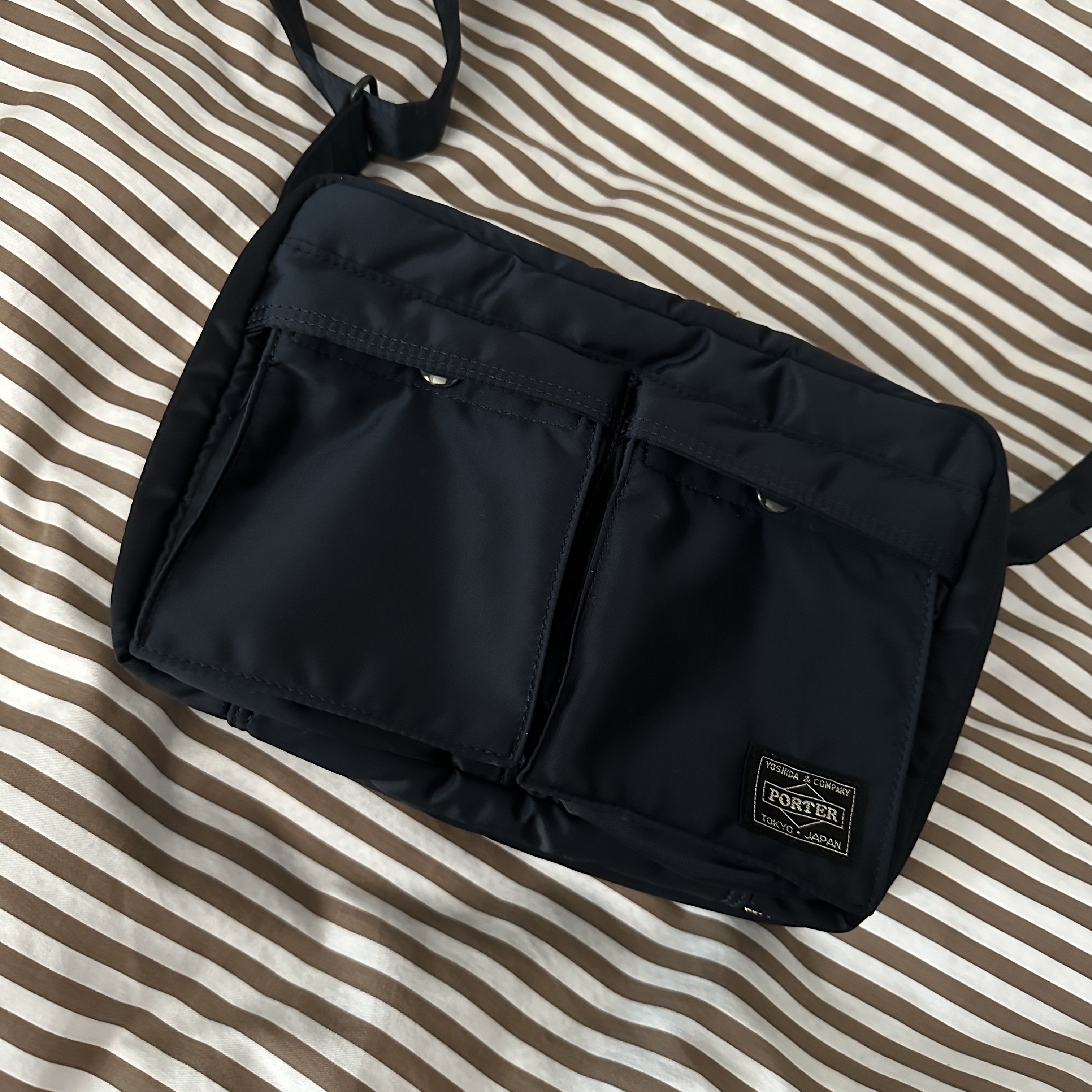 Porter Tanker Shoulder Bag S Iron Blue 착용 스타일