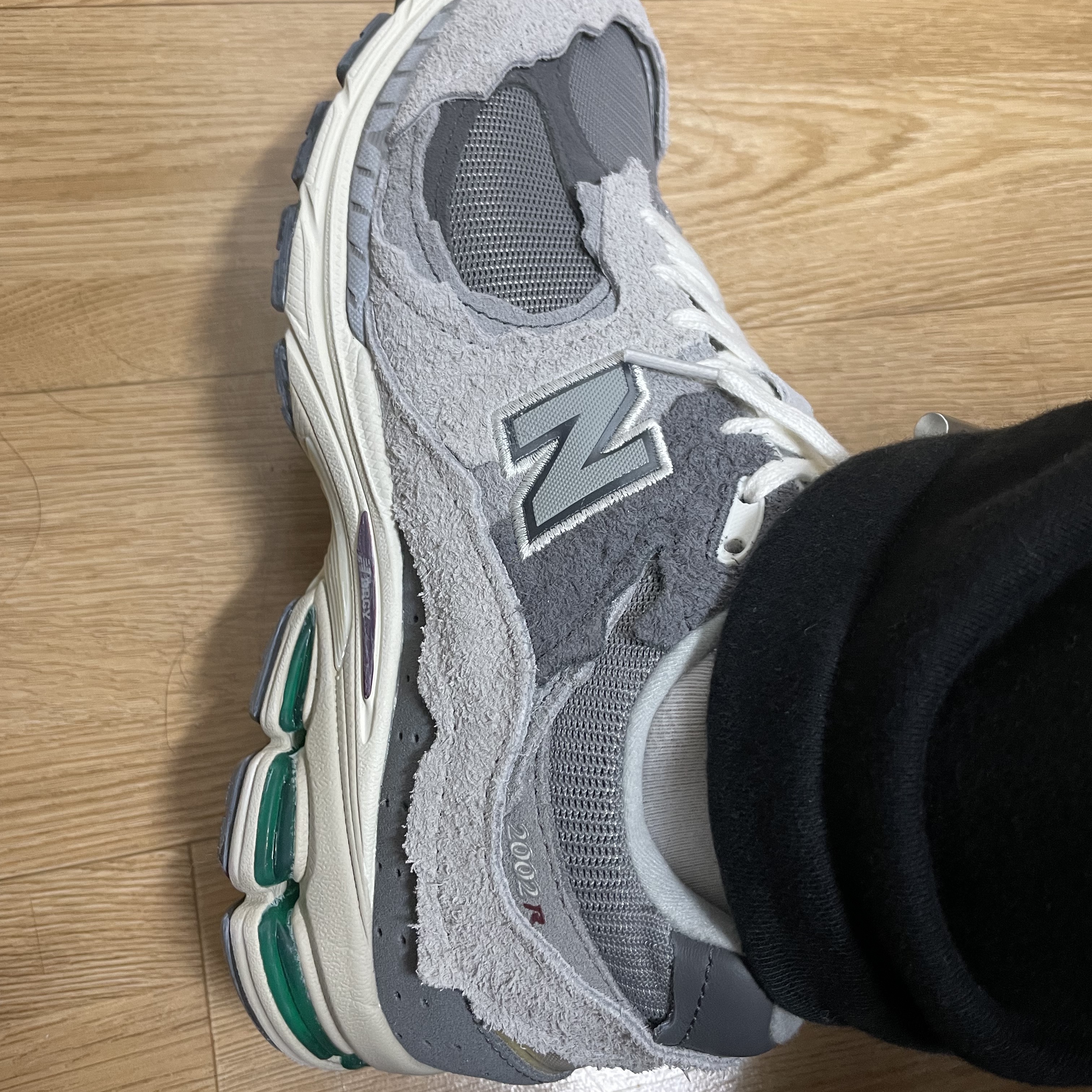 New Balance 2002R Protection Pack Rain Cloud 착용 스타일 - 2