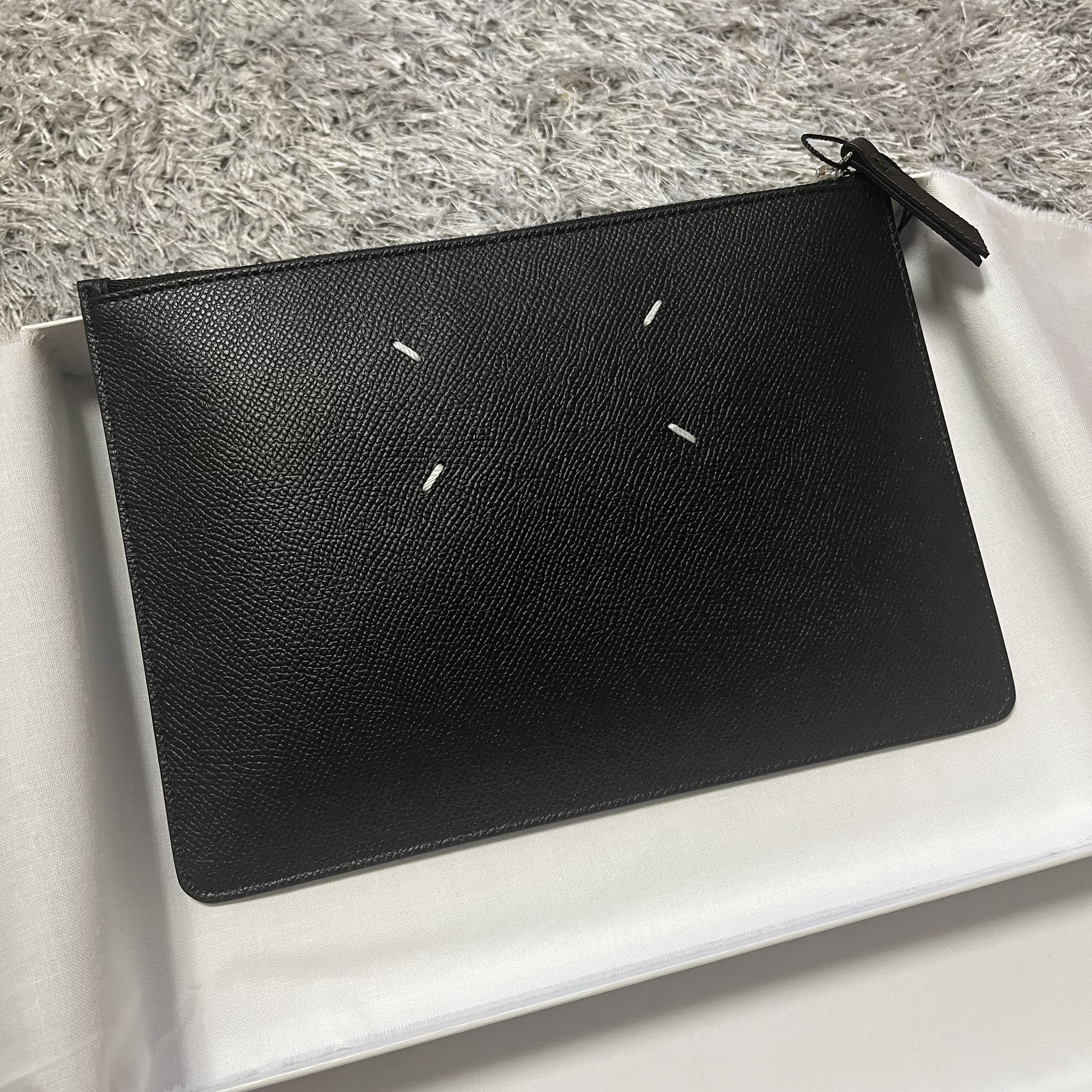 Maison Margiela Bovine Leather Pouch Black 착용 스타일