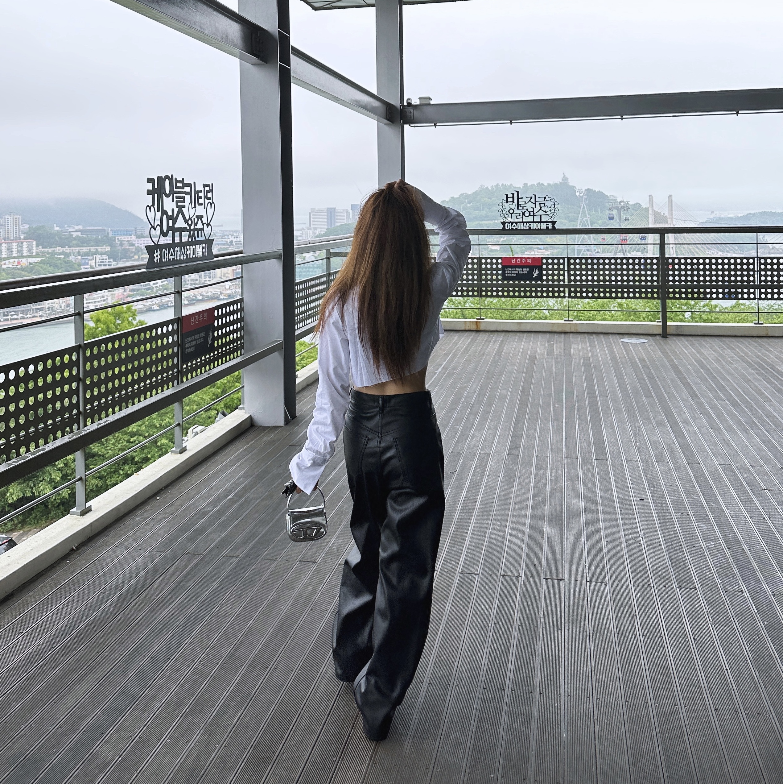 젠틀 몬스터 르 01 블랙, 디젤 1DR 미니백 인 미러드 레더 실버 착용 스타일 - 3