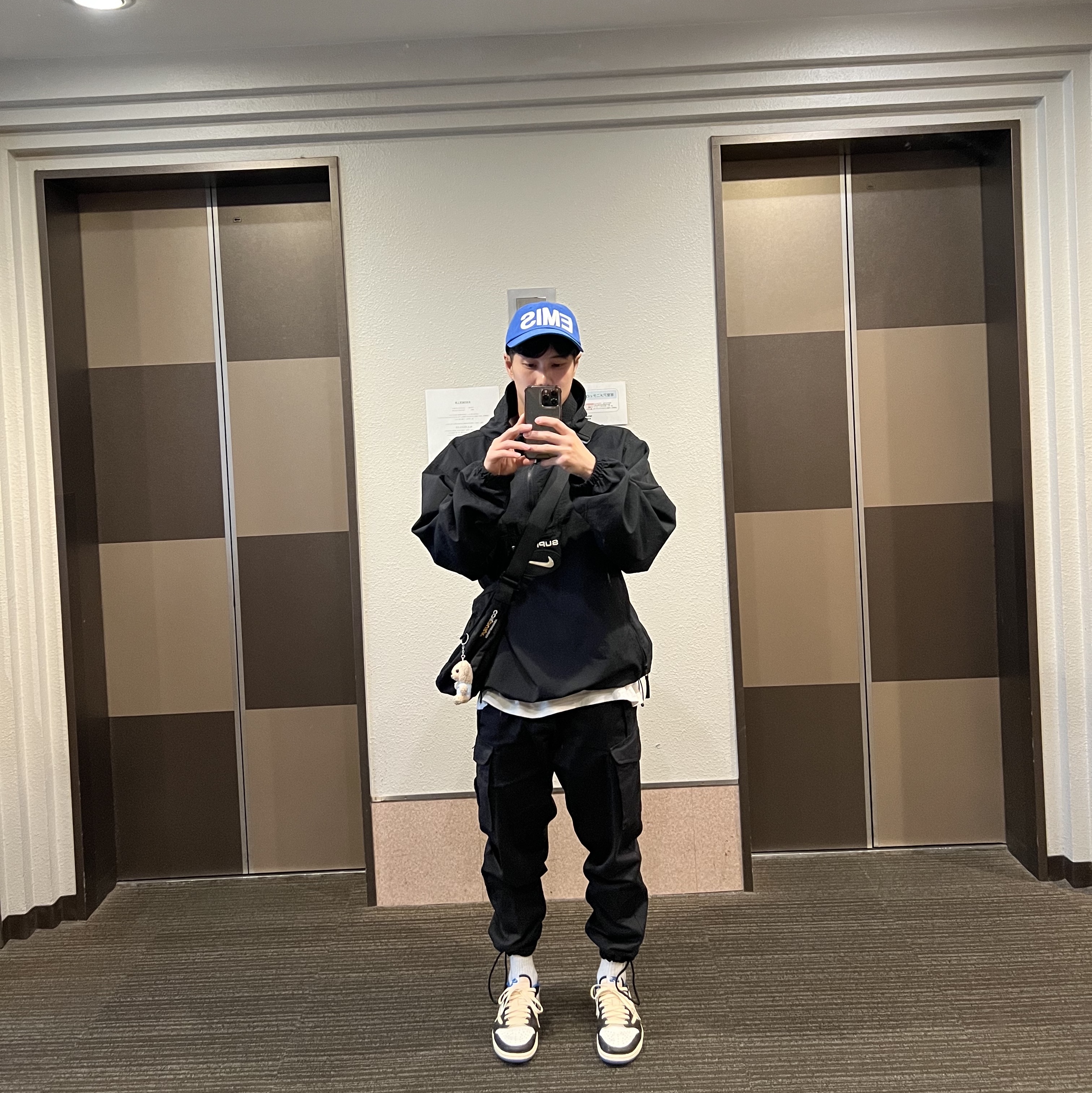 Supreme Small Messenger Bag Black - 22SS, Jordan 1 x Travis Scott x Fragment Retro Low OG SP Military Blue 착용 스타일 - 1