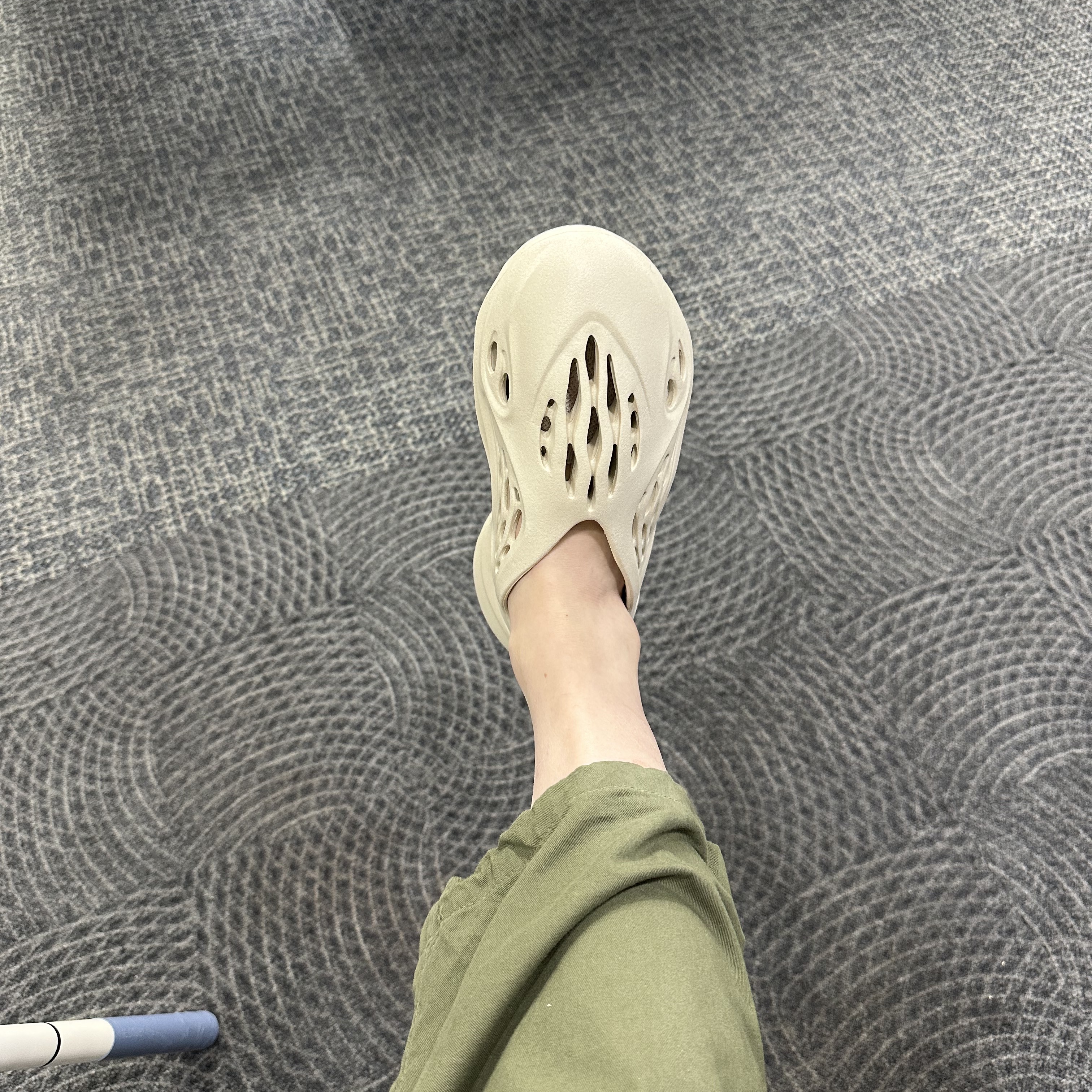 Adidas Yeezy Foam RNNR Sand 착용 스타일