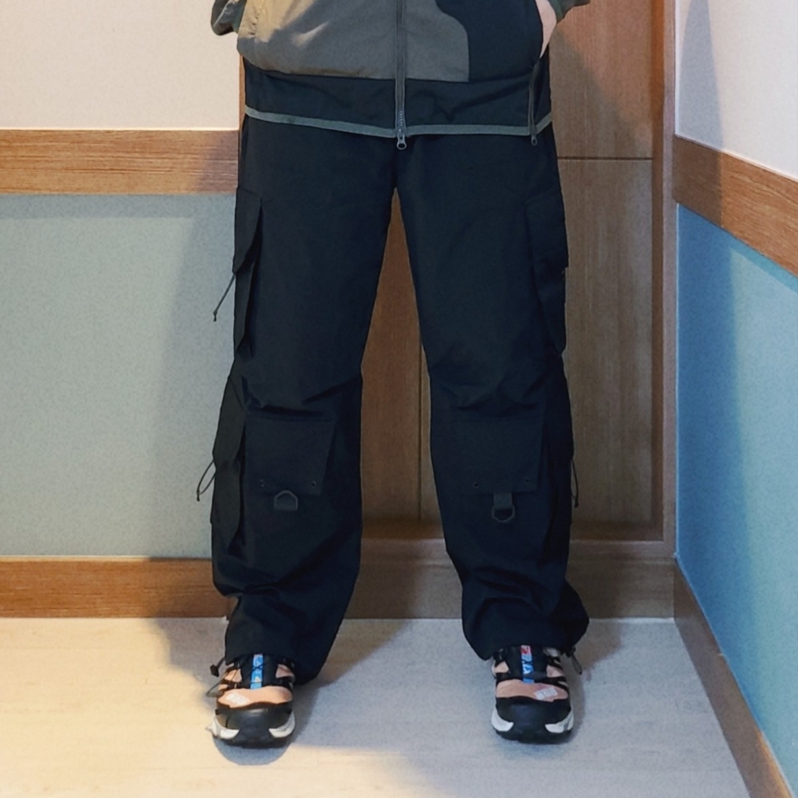 살로몬 XT-4 토바코 브라운 착용 스타일 - 3