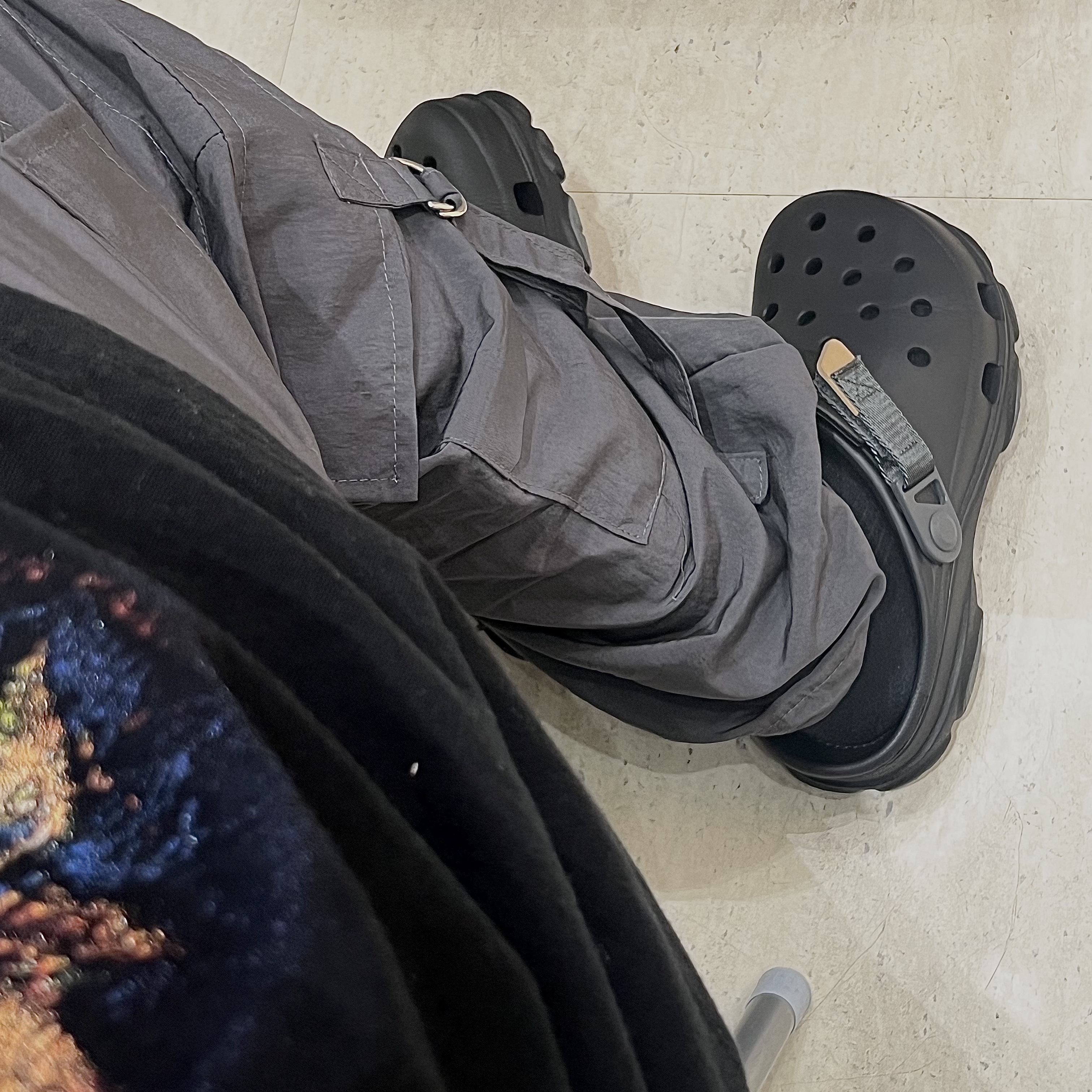 Crocs All Terrain Clog Black 착용 스타일 - 1