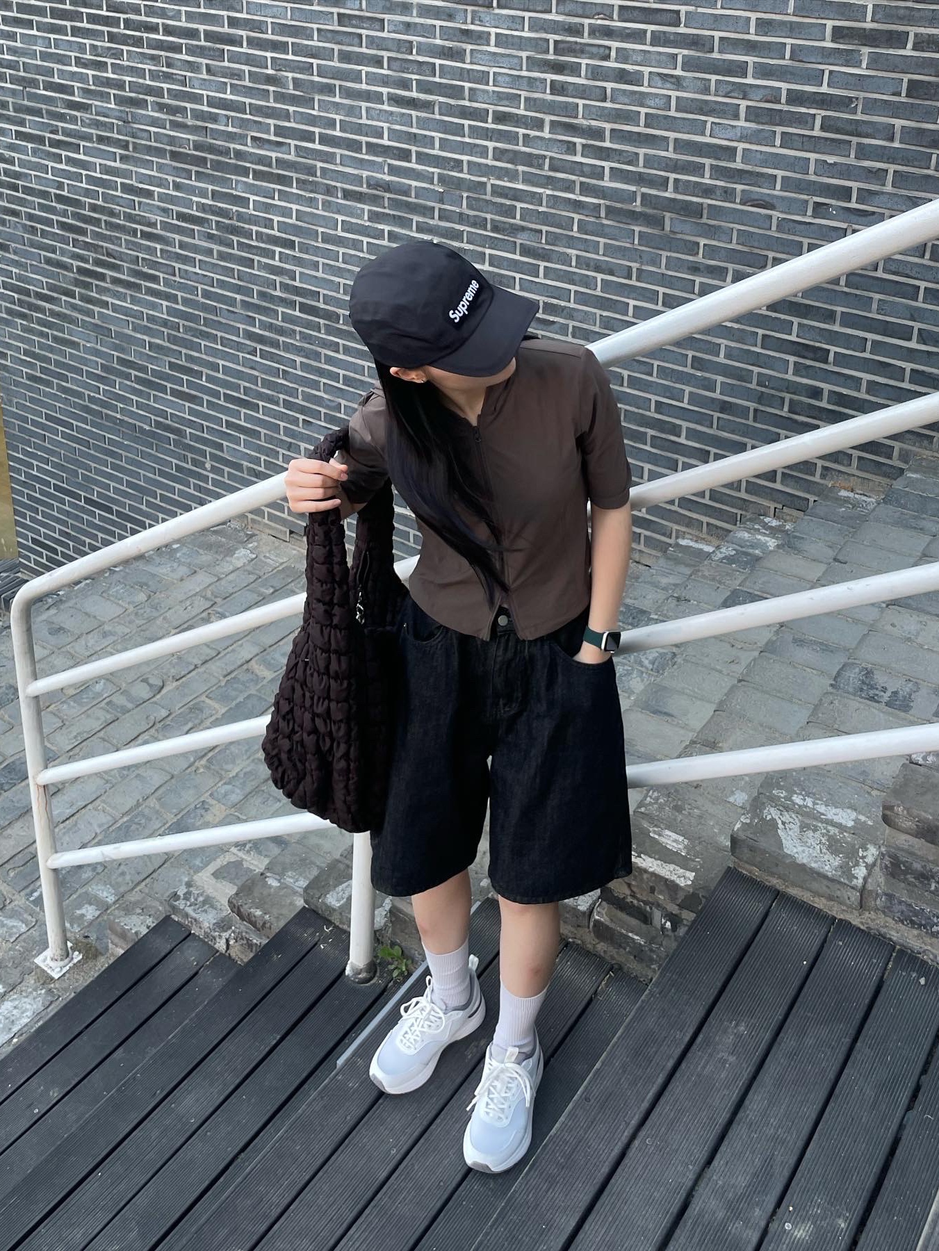 Supreme Gore-Tex Camp Cap Black - 22FW, COS Quilted Oversized Shoulder Bag Brown 착용 스타일 - 1