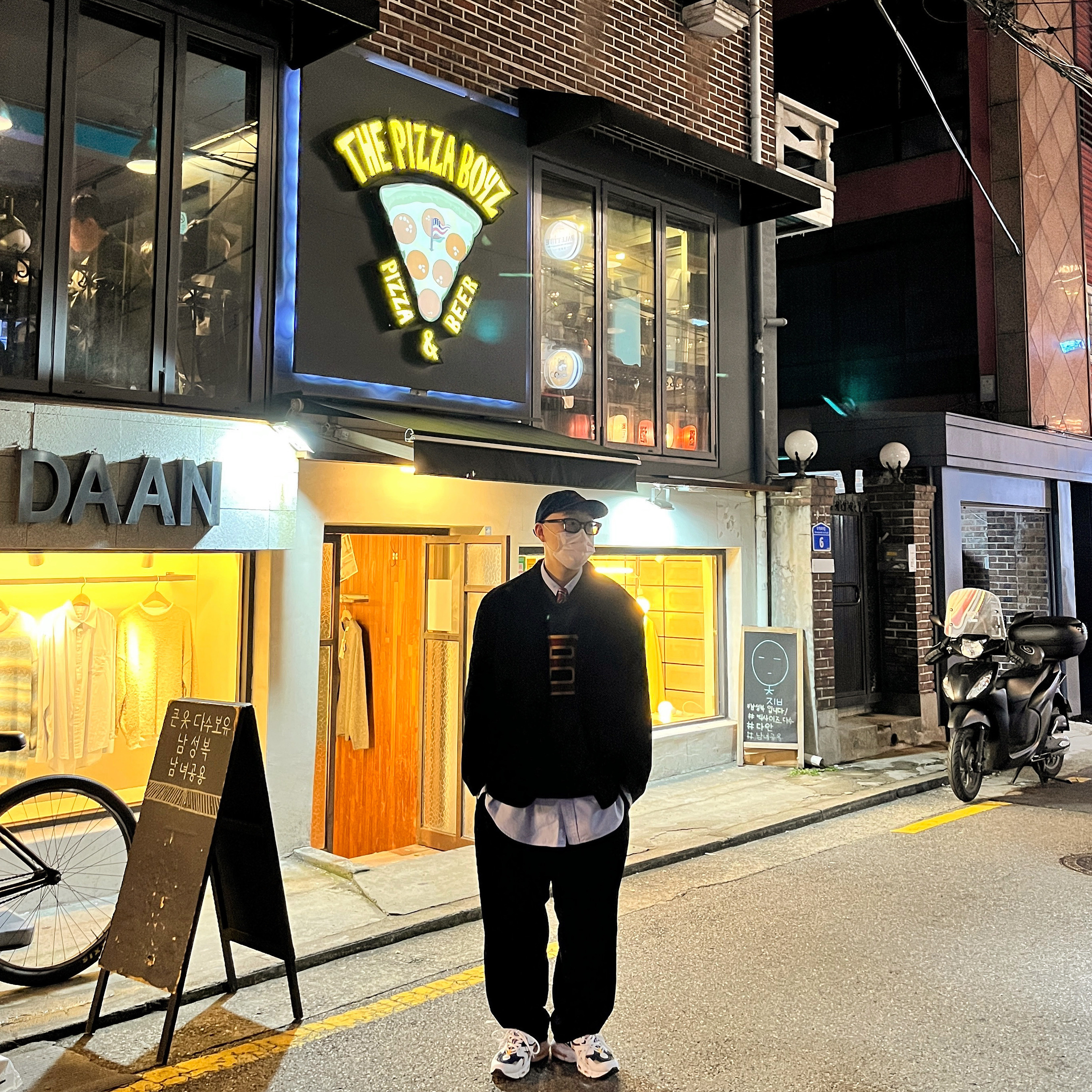 나이키 에어맥스 96 II 미드나잇 네이비, 에센셜 x 뉴에라 레트로 크라운 스트랩백 캡 네이비 착용 스타일