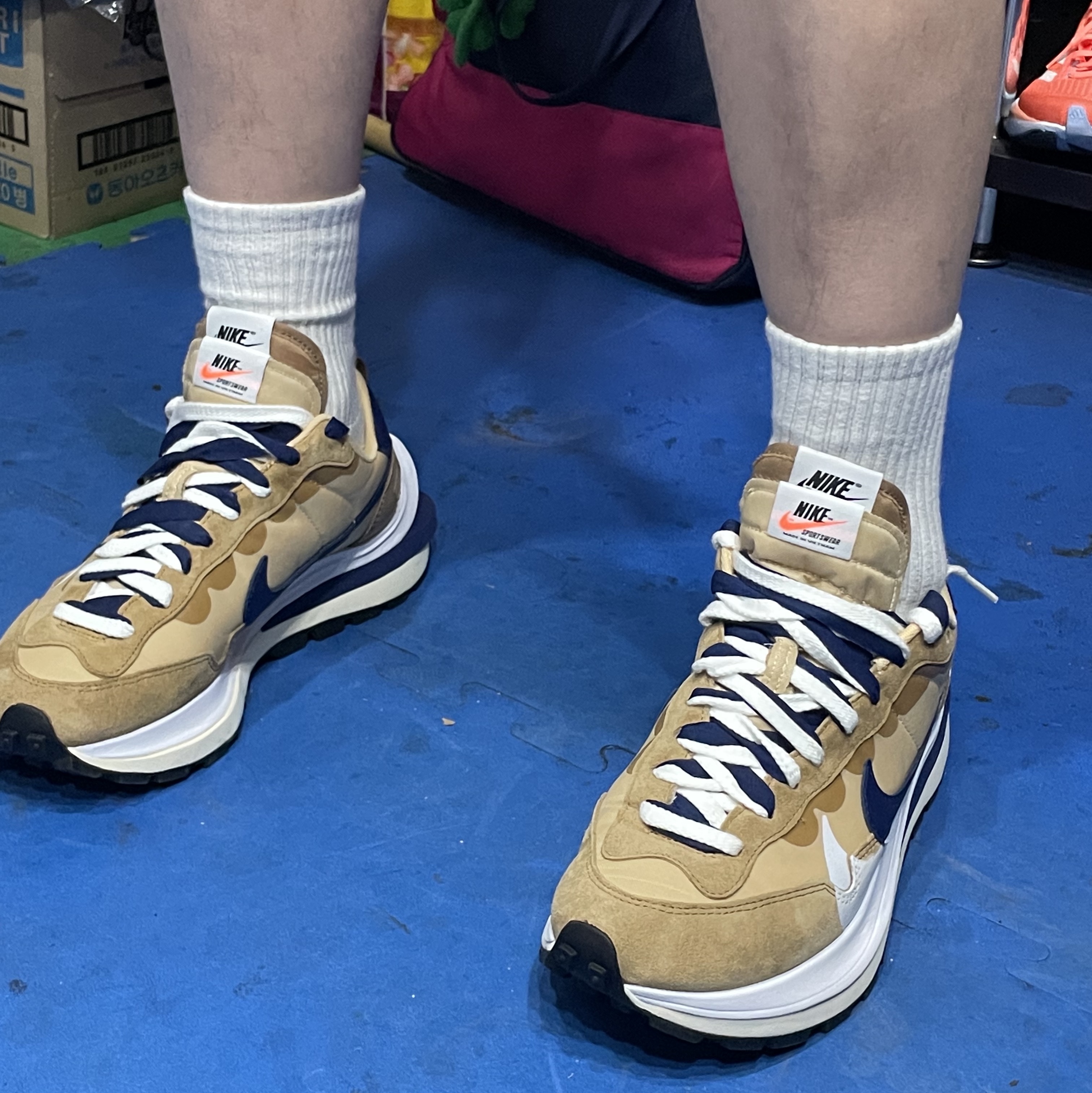 Nike x Sacai VaporWaffle Sesame and Blue Void 착용 스타일 - 3
