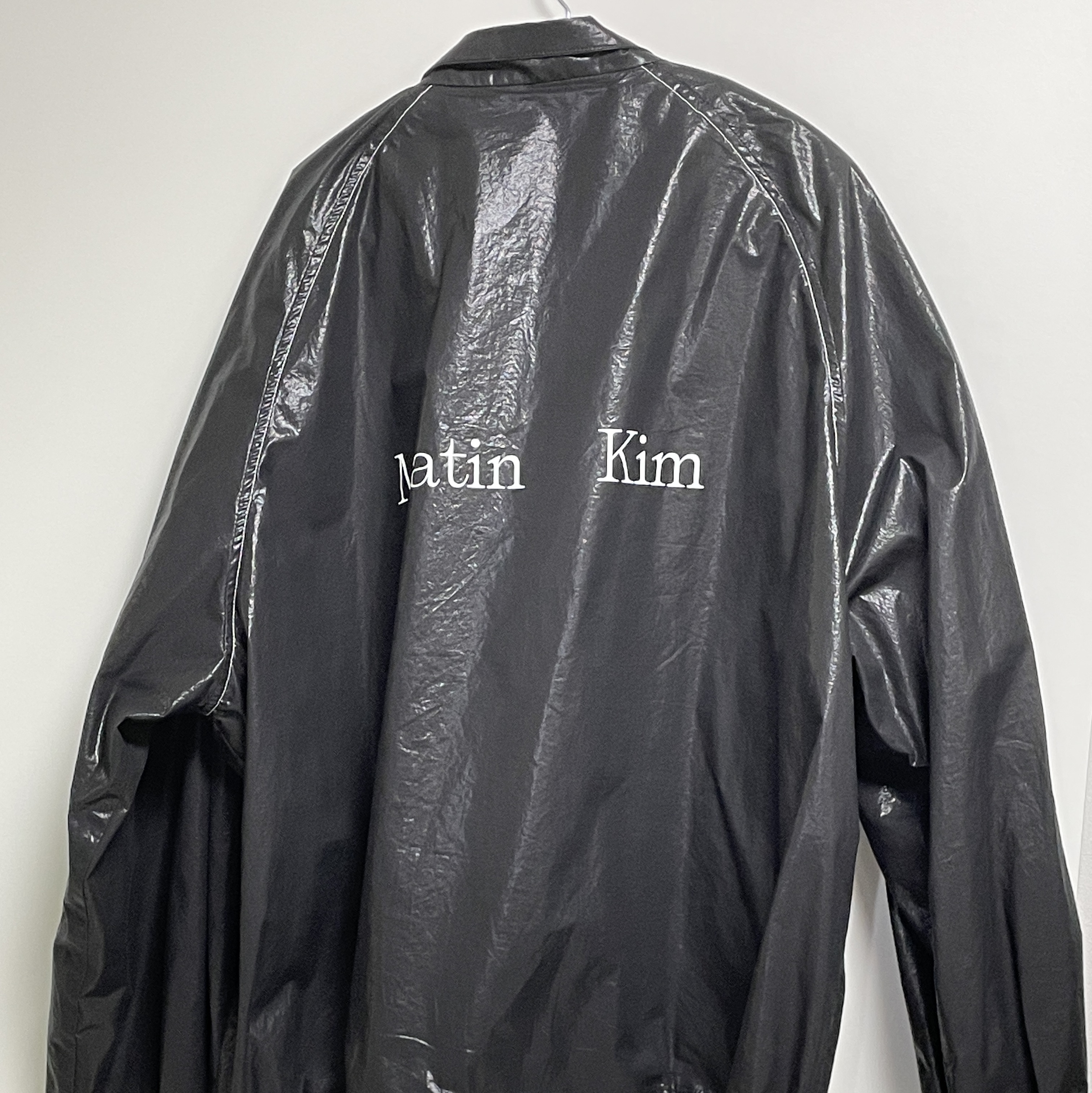 (W) Matin Kim Logo Coating Jumper Black 착용 스타일