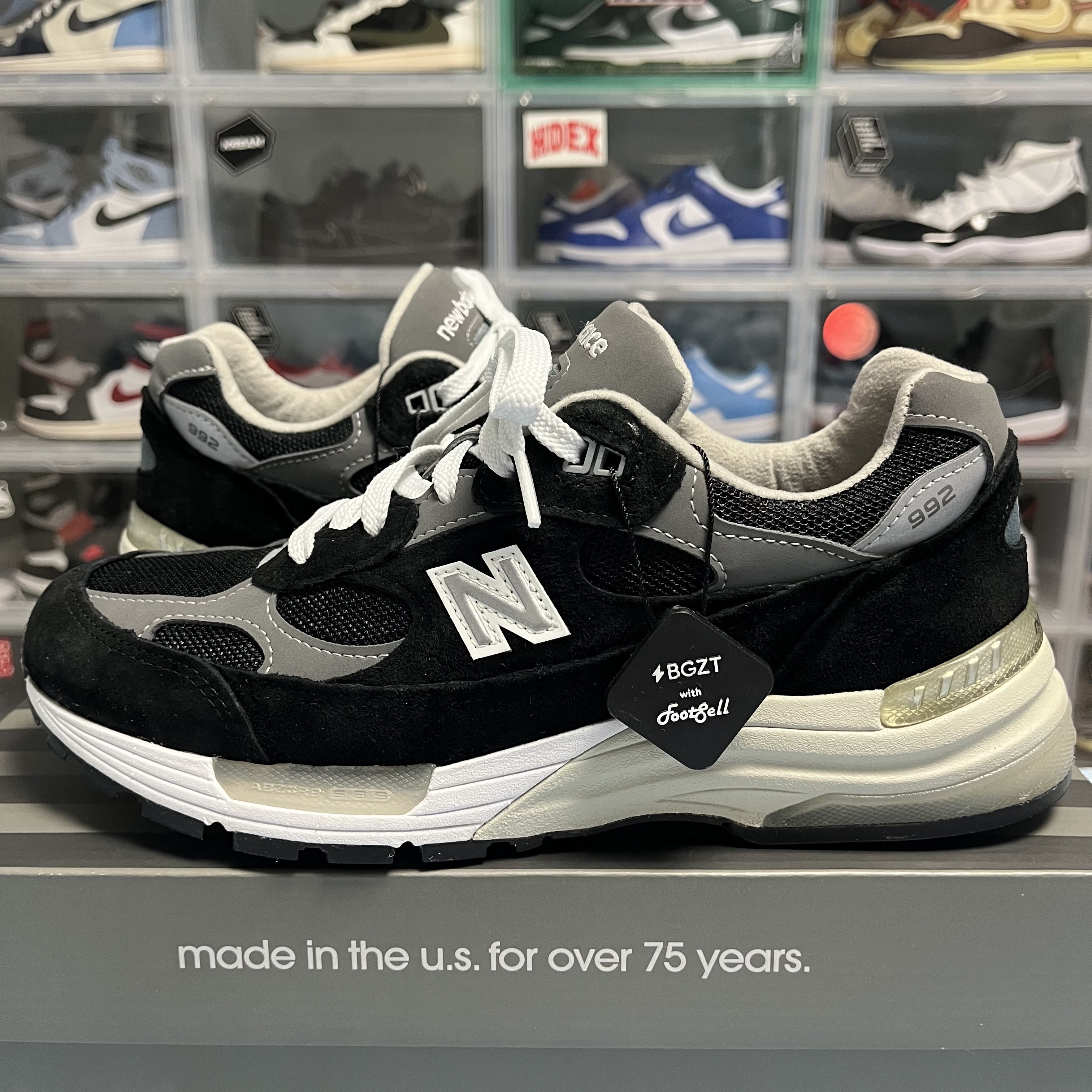 New Balance 992 Made in USA Grey - D Standard, New Balance 992 Made in USA Black Grey 착용 스타일 - 2