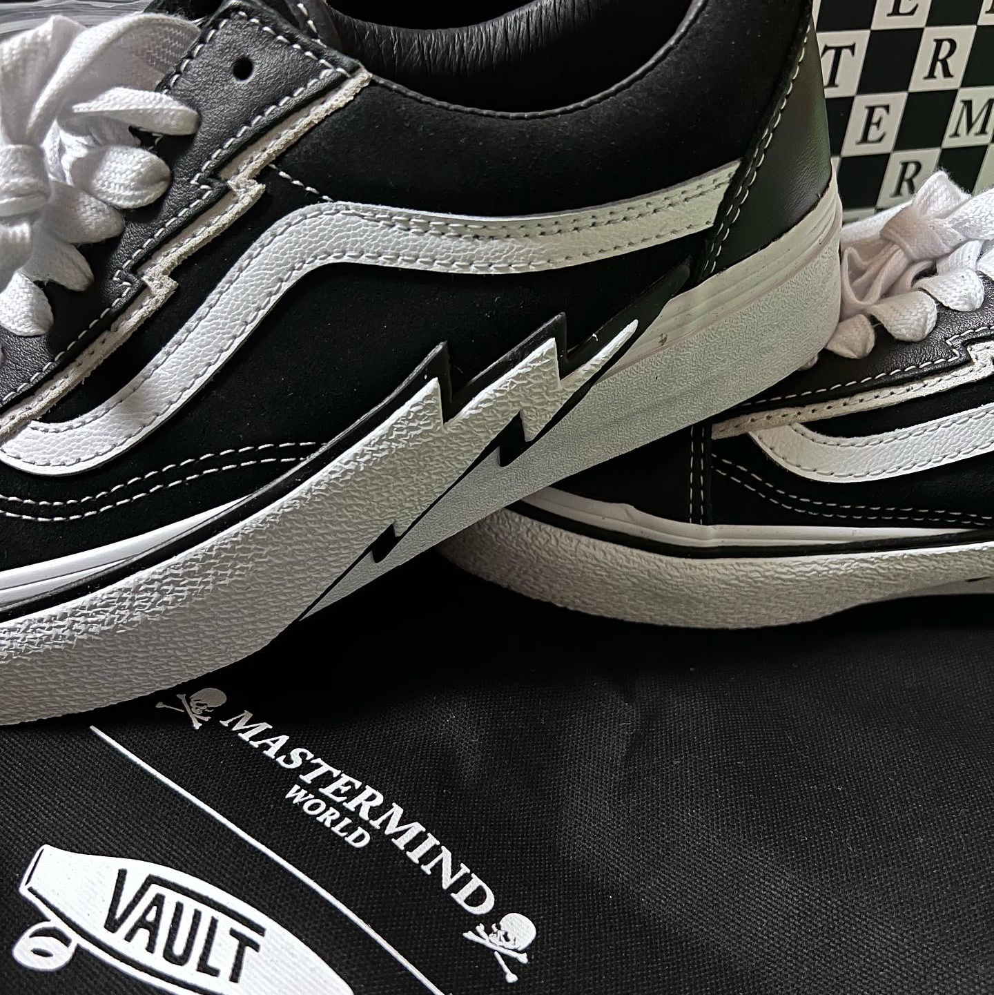 Vans Vault x Mastermind World Old Skool Bolt Black 착용 스타일 - 1