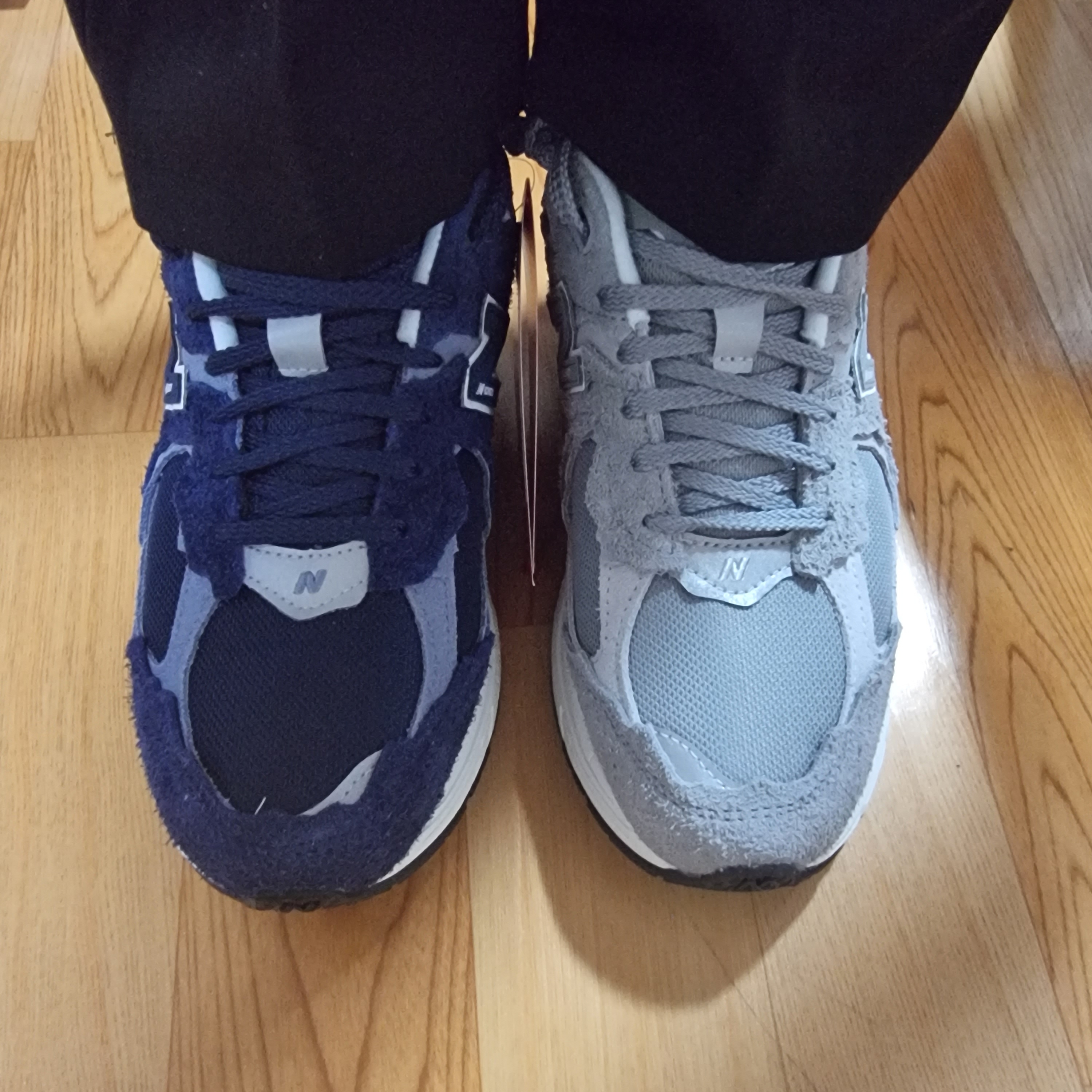 New Balance 2002R Protection Pack Navy, New Balance 2002R Protection Pack Grey 착용 스타일 - 1