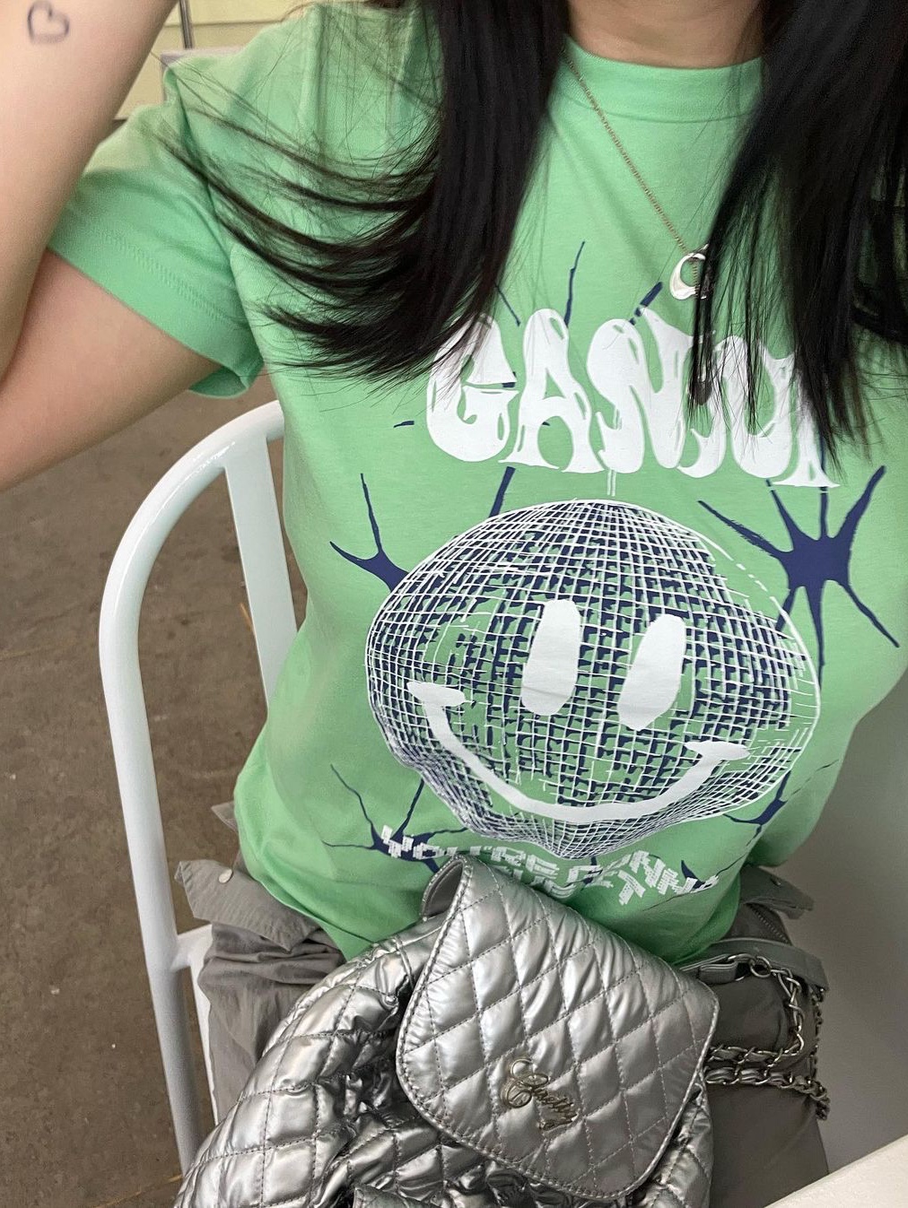 (W) Ganni Smiley Relaxed T-Shirt Peapod, (W) Ganni Yellow Smiley Relaxed T-Shirt Bright White 착용 스타일